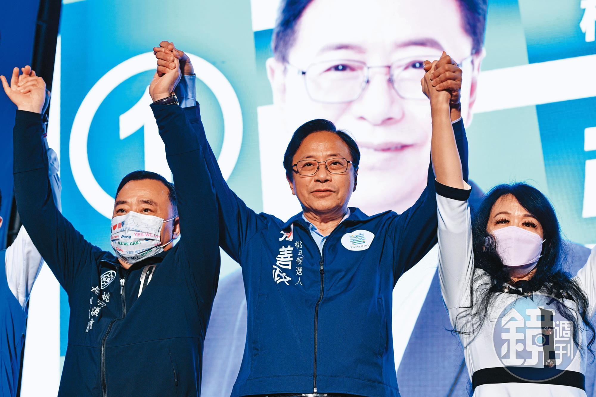 國民黨主席朱立倫徵召張善政(中)選桃園市長,一度引發地方反彈,勝選之夜,張善政上台第一個動作,就是擁抱曾關係尷尬的桃園市議長邱奕勝(左)。