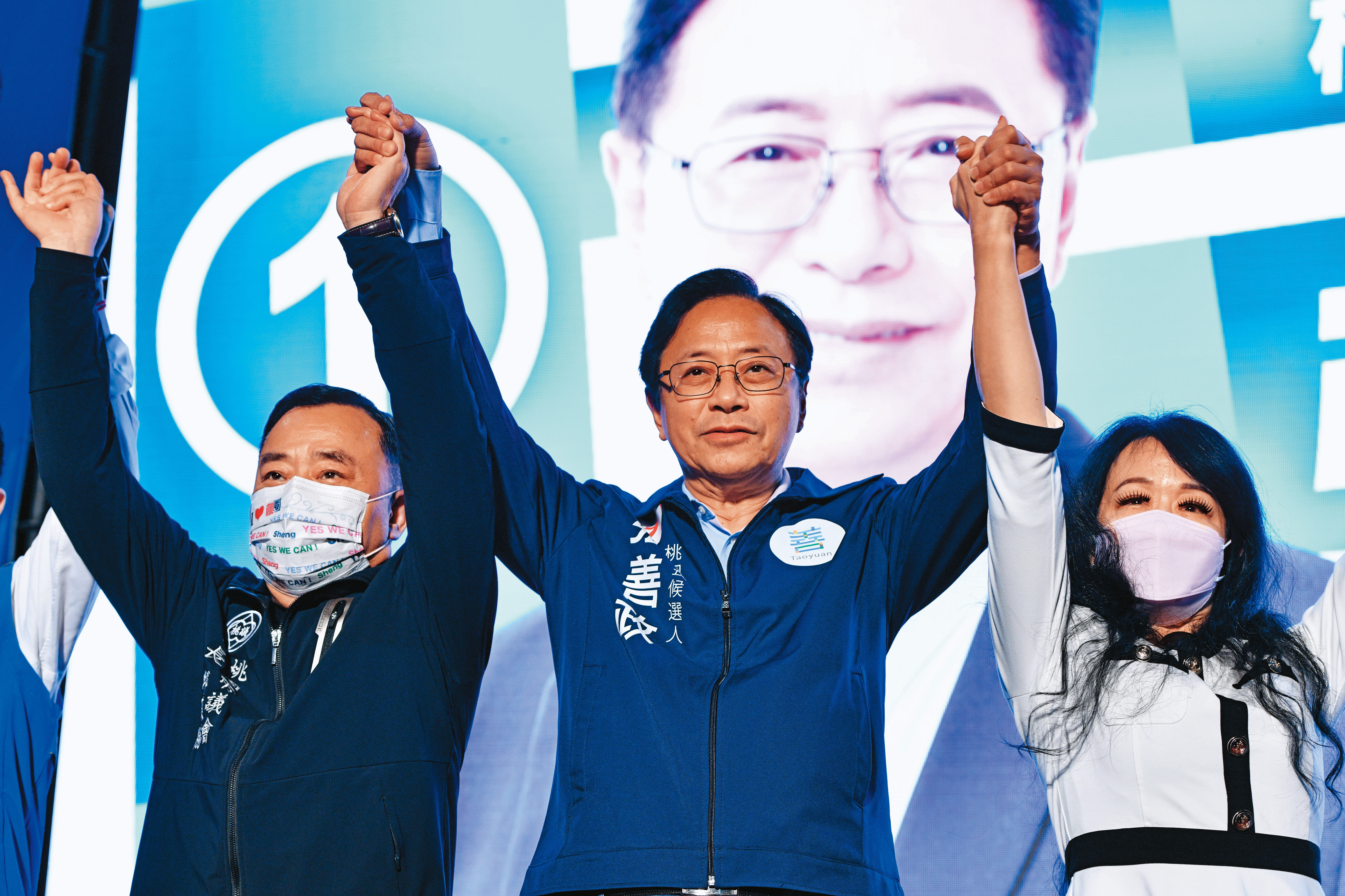 國民黨主席朱立倫徵召張善政（中）選桃園市長，一度引發地方反彈，勝選之夜，張善政上台第一個動作，就是擁抱曾關係尷尬的桃園市議長邱奕勝（左）。