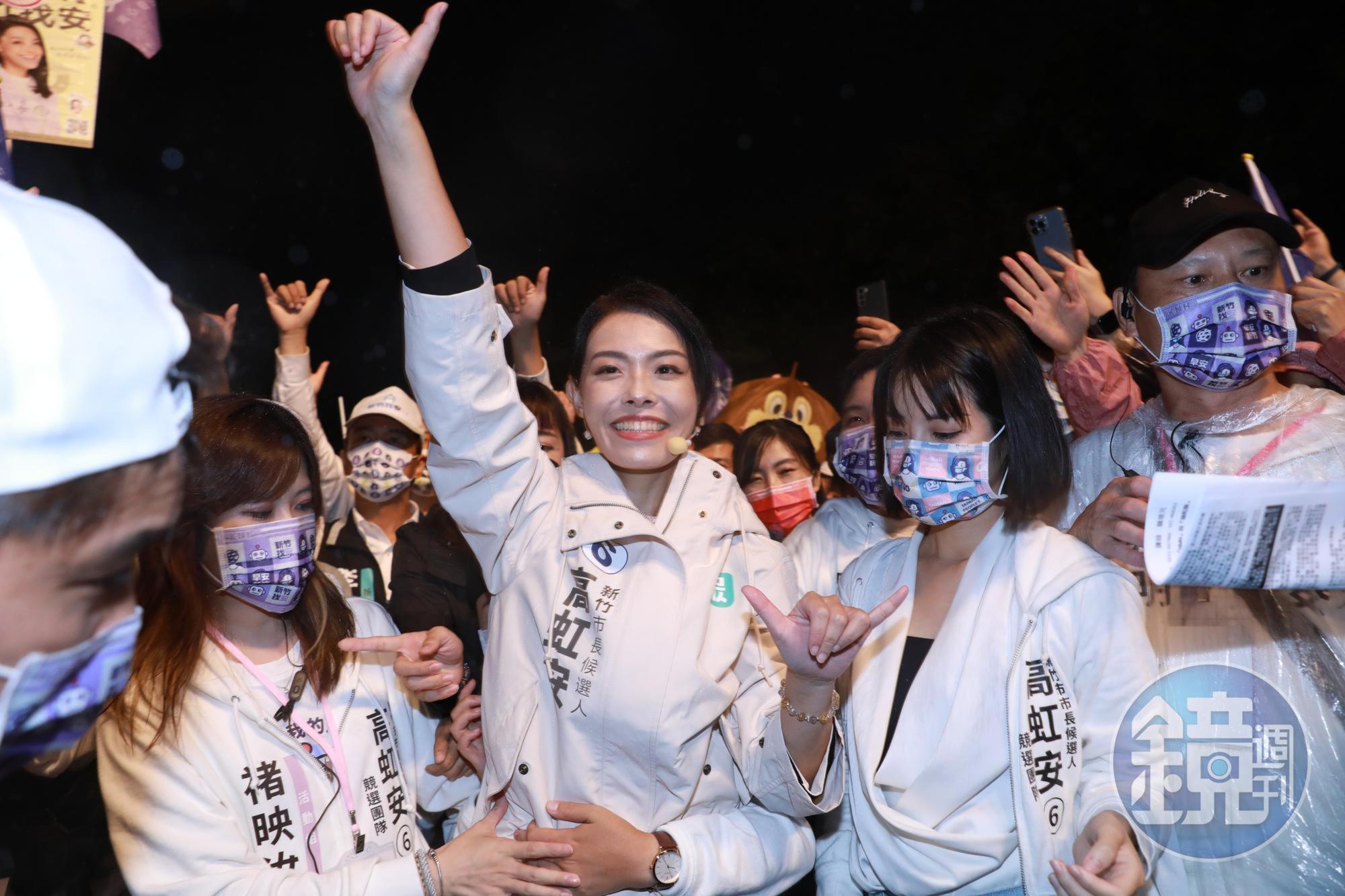 民眾黨高虹安擊敗藍綠,成為最年輕的首任新竹女市長。