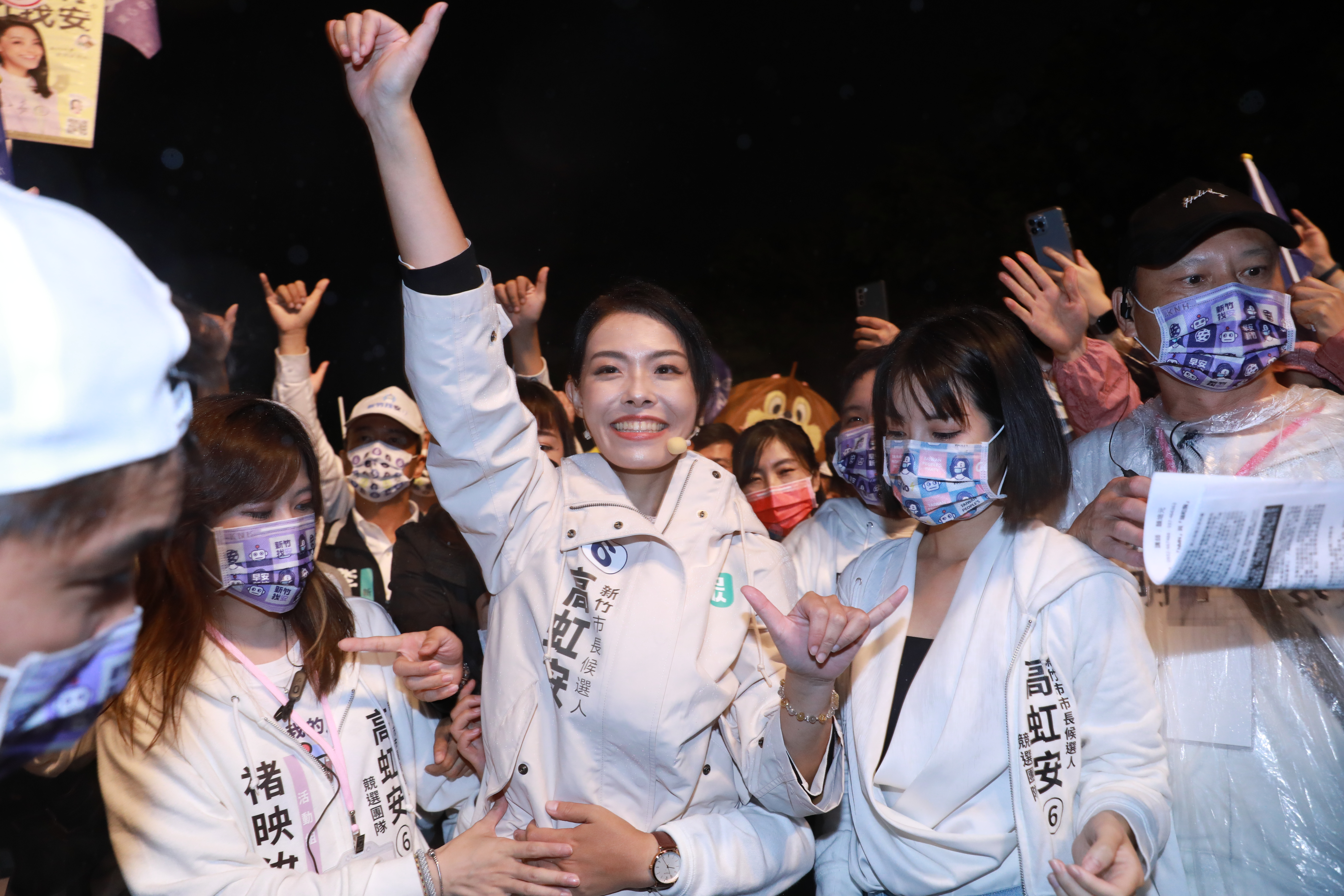 民眾黨高虹安擊敗藍綠，成為最年輕的首任新竹女市長。