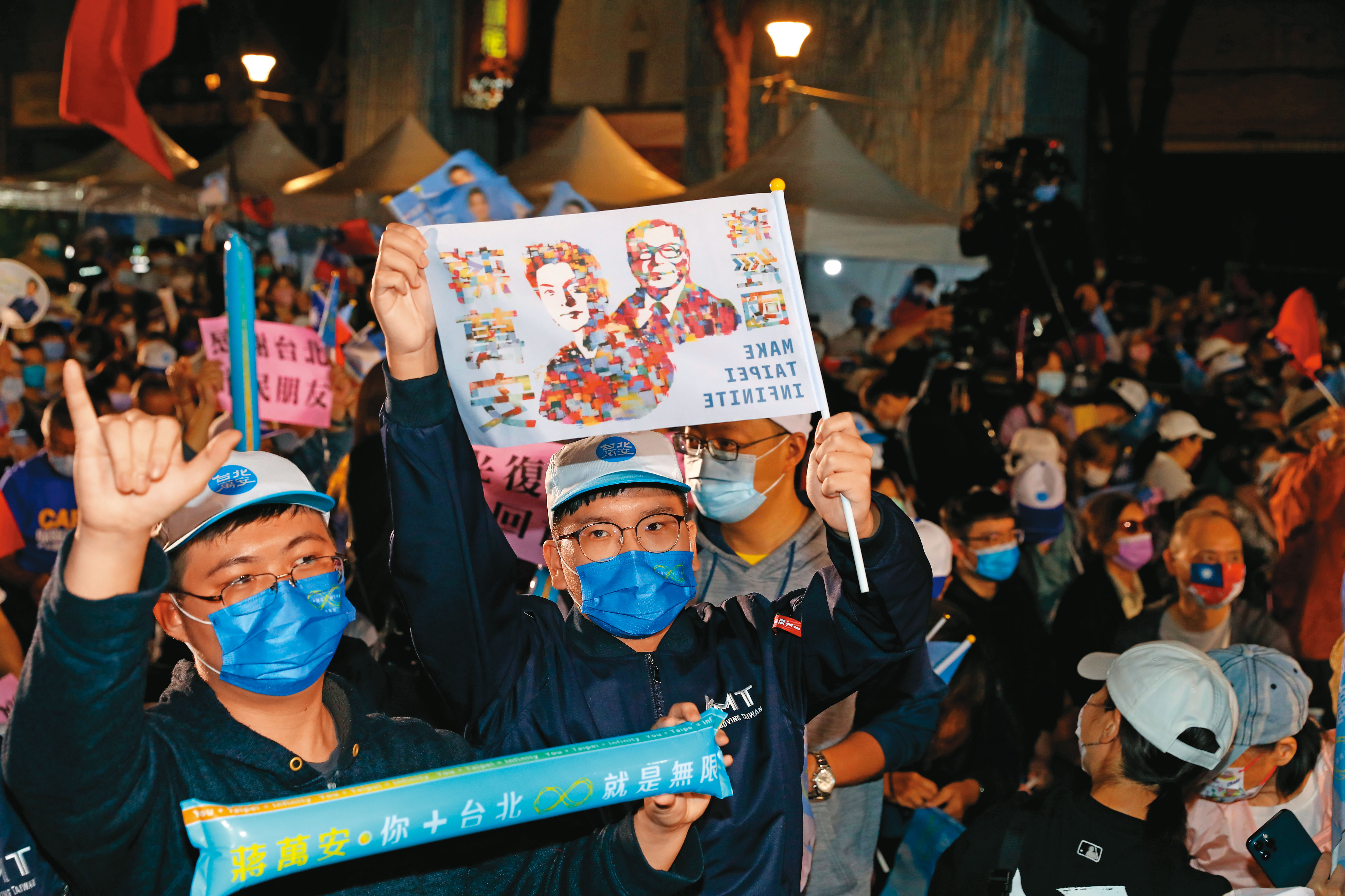 民眾舉著繪有蔣經國、蔣萬安圖像的旗幟，期待蔣萬安能像祖父一樣有一番作為。