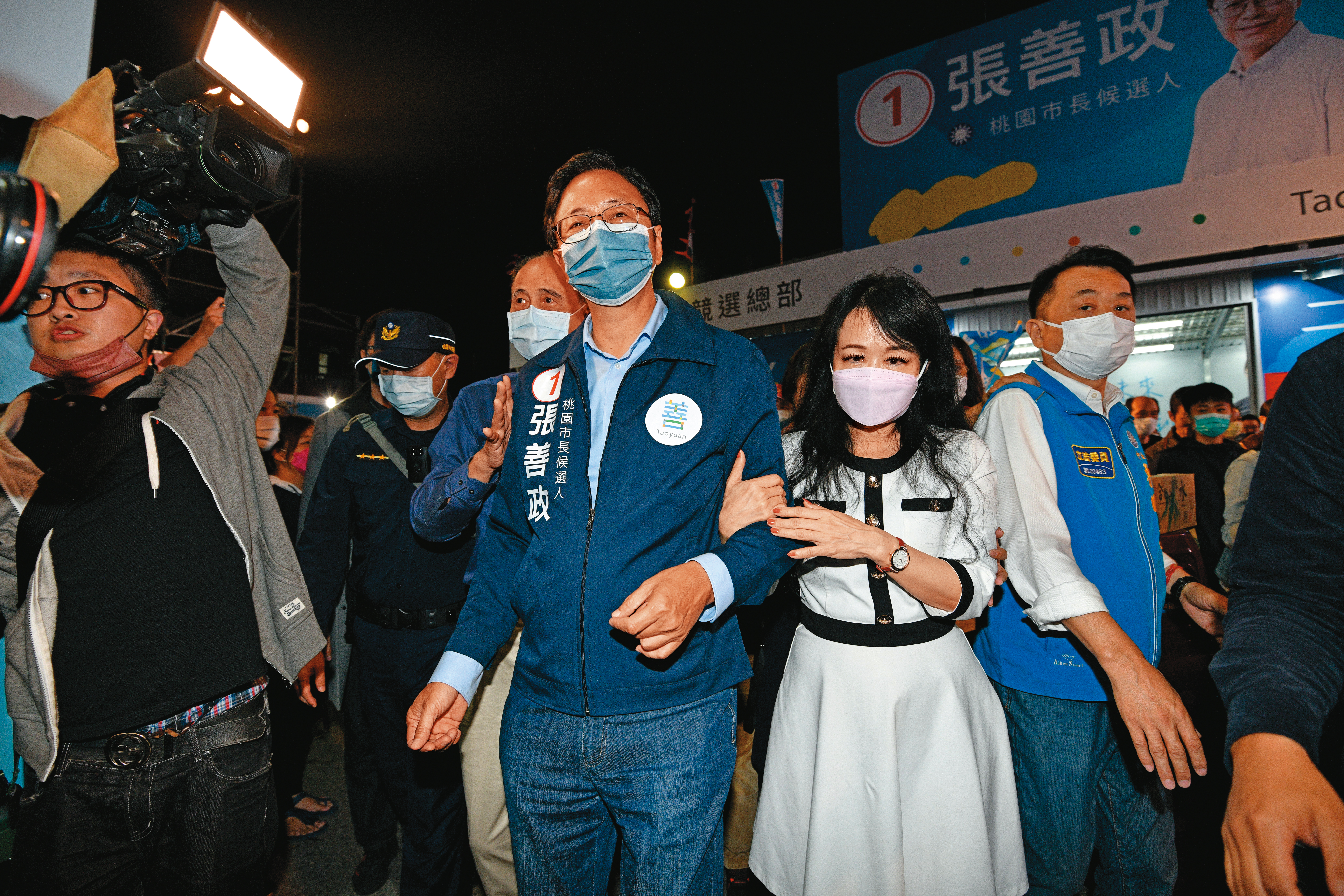 被藍綠視為不能輸的桃園市，最後綠地變藍天，由國民黨提名的張善政當選。