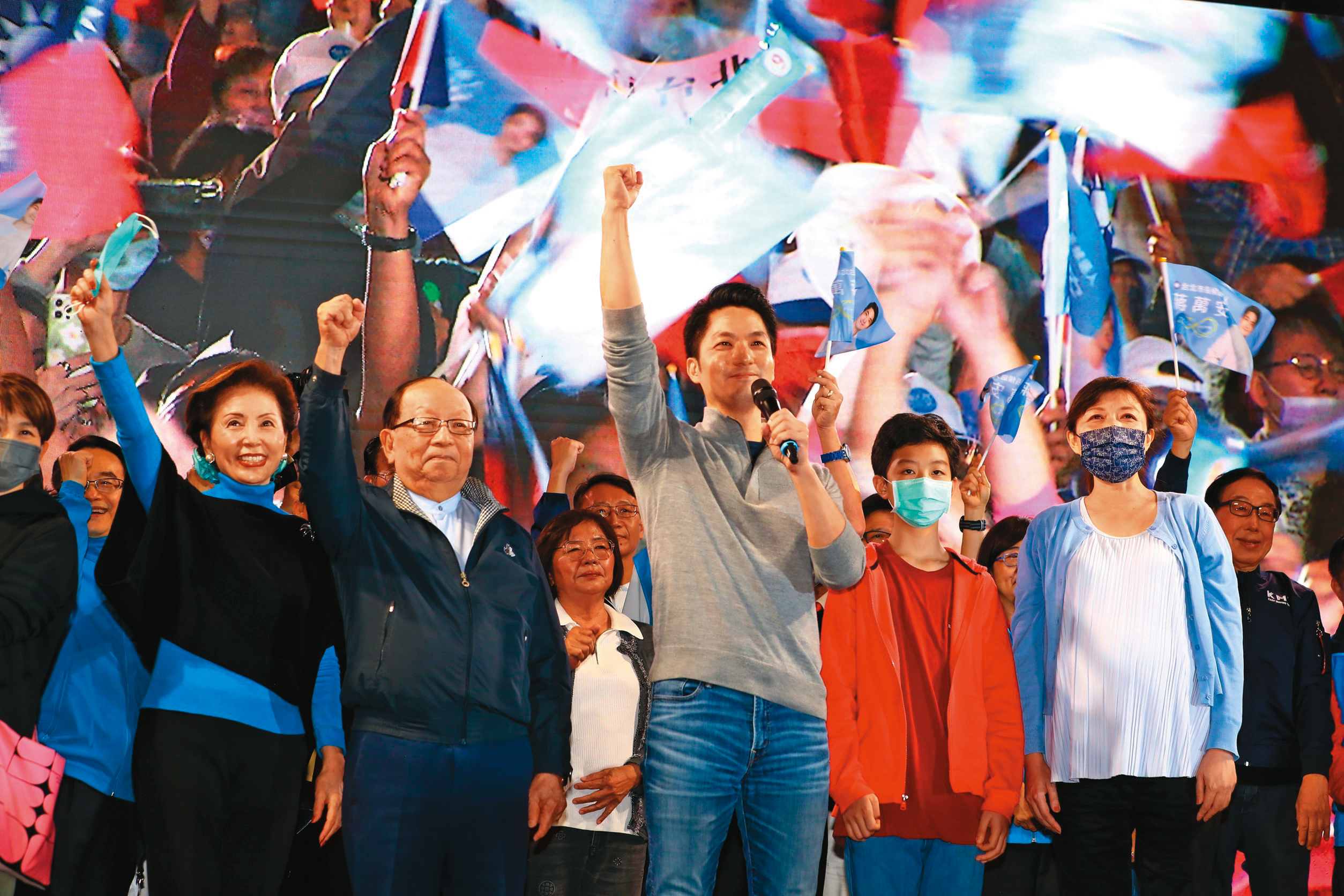 蔣萬安勝選之夜，罕見偕父親蔣孝嚴、母親黃美倫、太太石舫亘、兒子等家人合體發表感言。