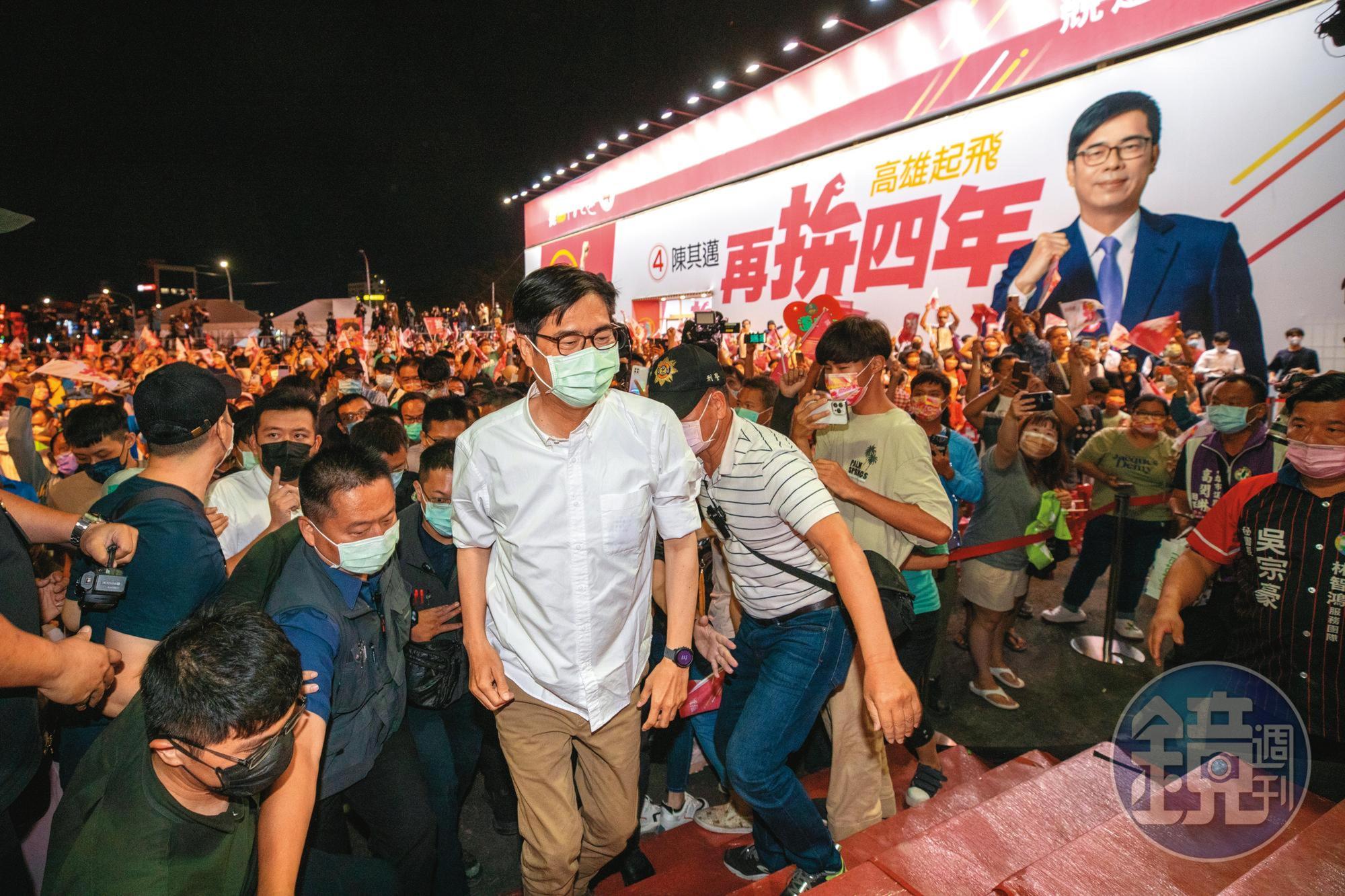 在一片慘綠中順利連任，陳其邁勝選之夜不見欣喜，反要民進黨謙虛傾聽民意。