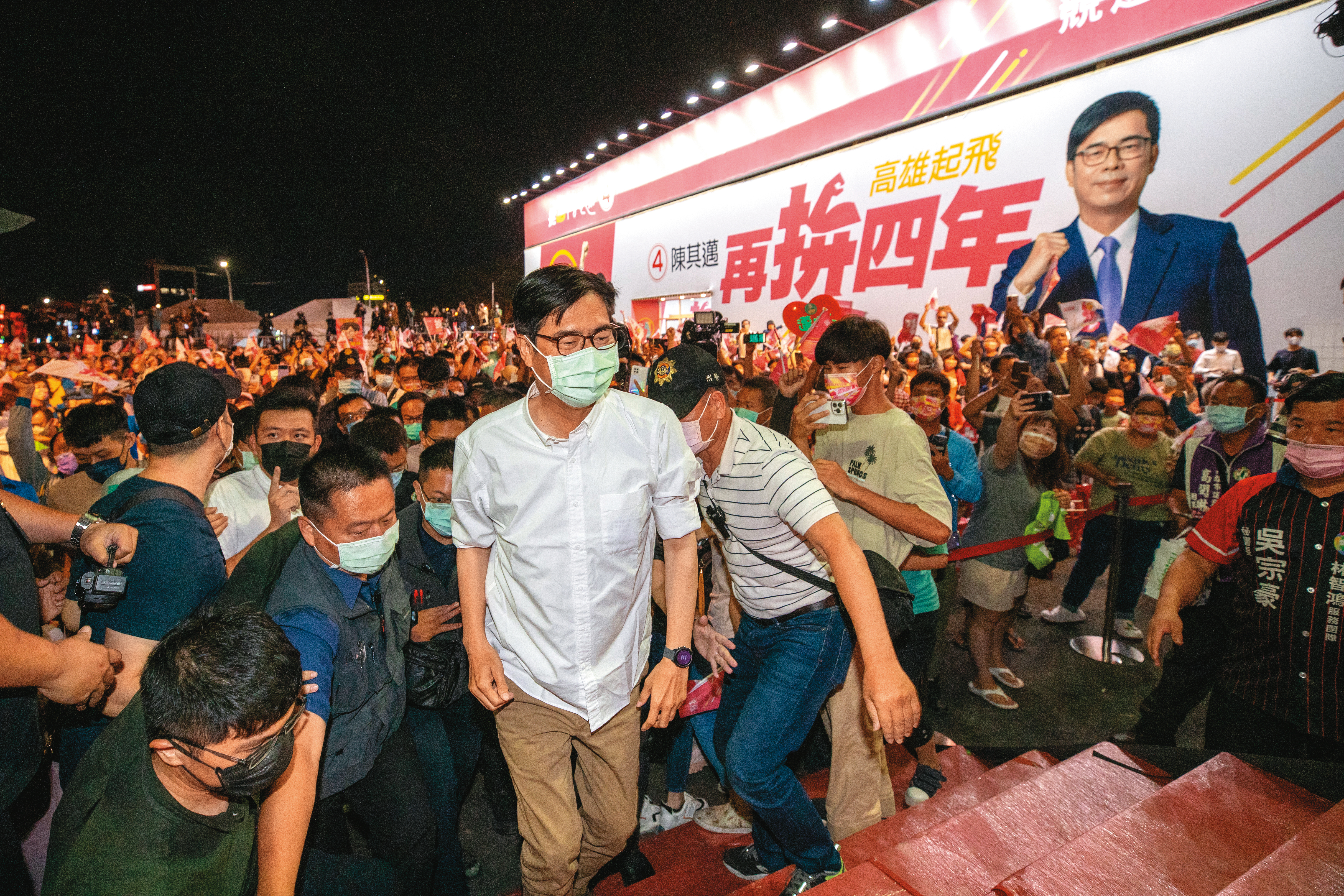 在一片慘綠中順利連任，陳其邁勝選之夜不見欣喜，反要民進黨謙虛傾聽民意。