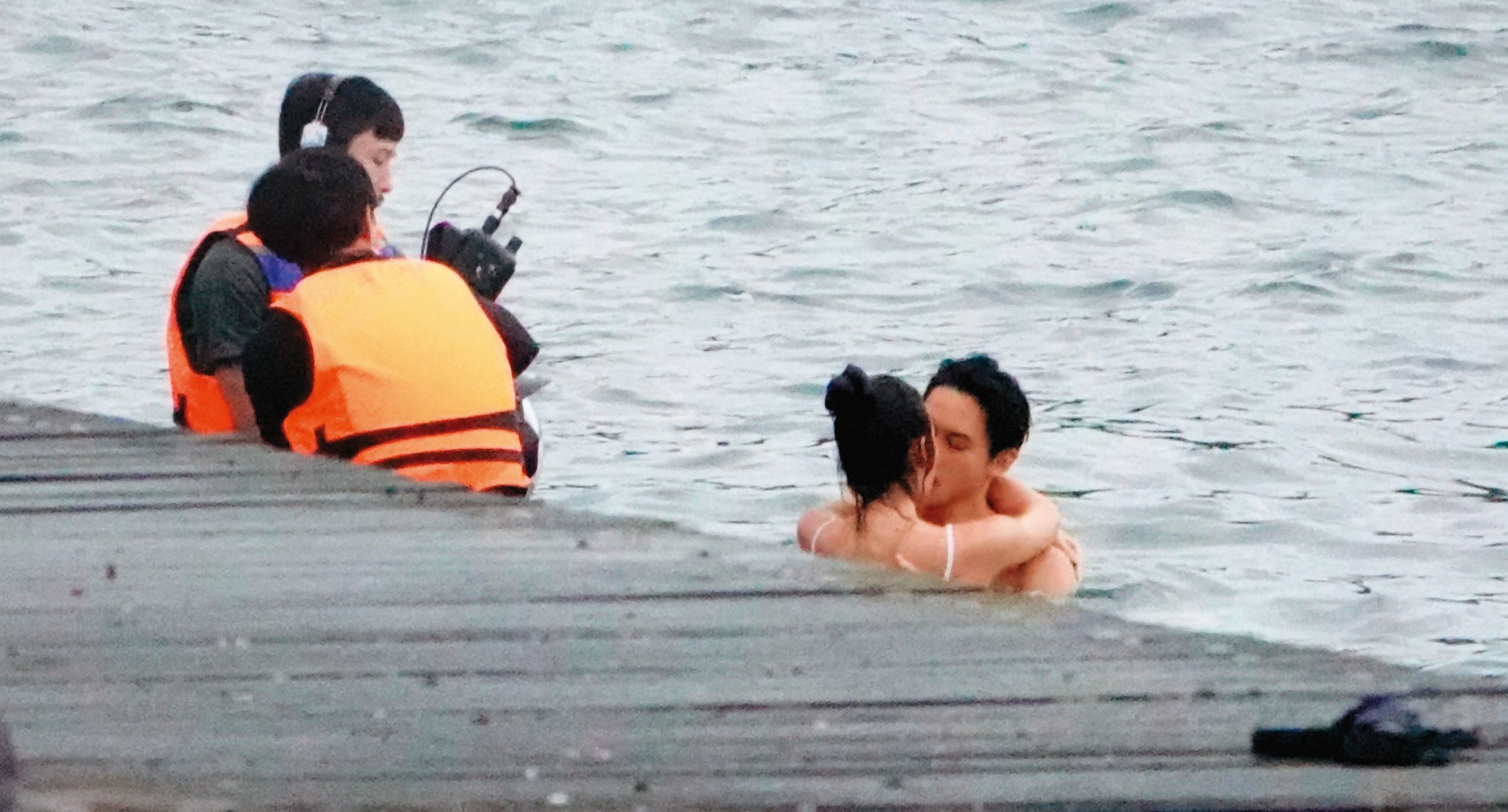 11月18日06：22，當天氣溫約攝氏十幾度，海水裡更冰冷，范少勳跟林奕嵐冒著低溫，從水中一路吻到岸邊來。