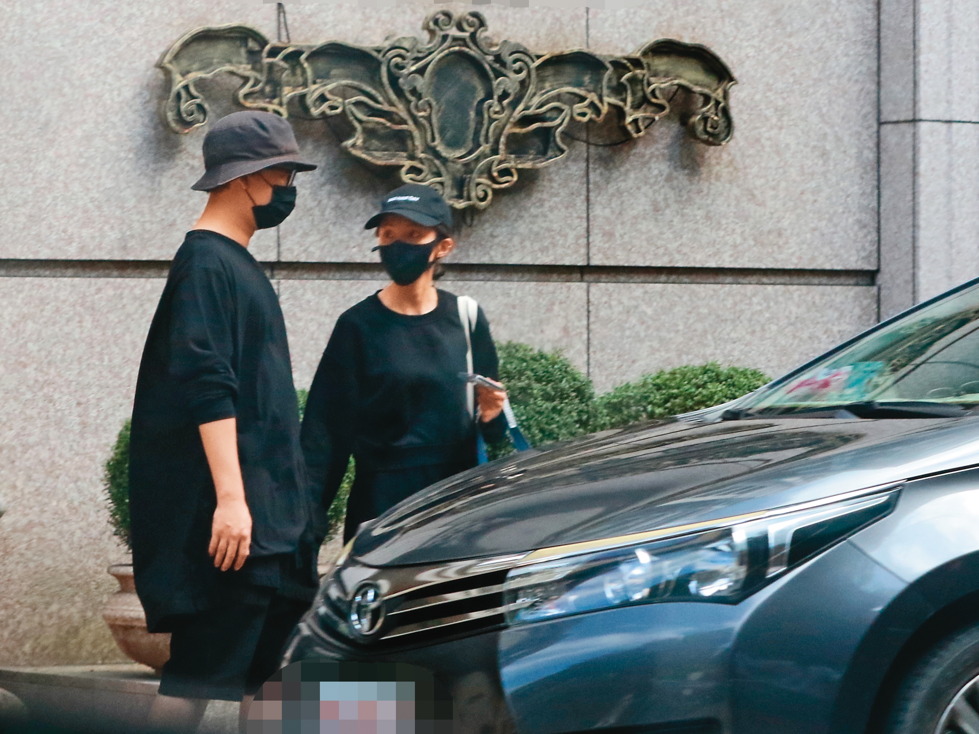 13：25，洪武跟張甯兒已經愛情長跑超過10年，準備結婚的他們形影不離。
