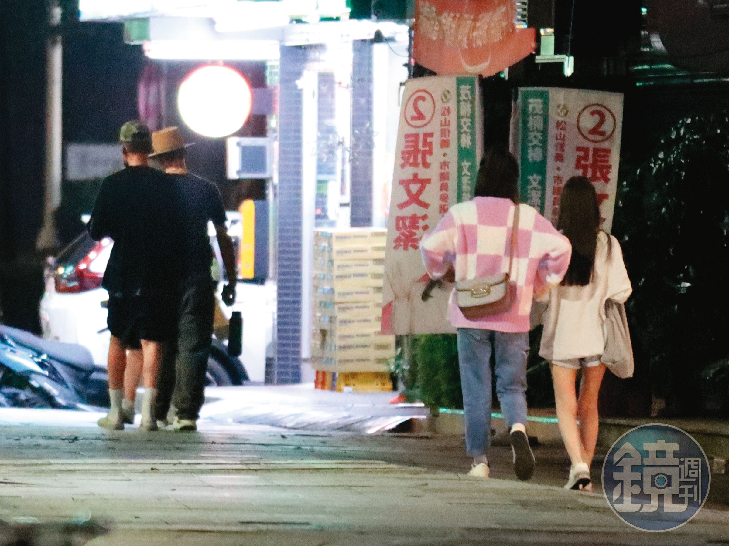 00:53 一行人走著走著，目的地是洪武家，可見峮峮（右二）也加入柯震東友人聚會的陣容。