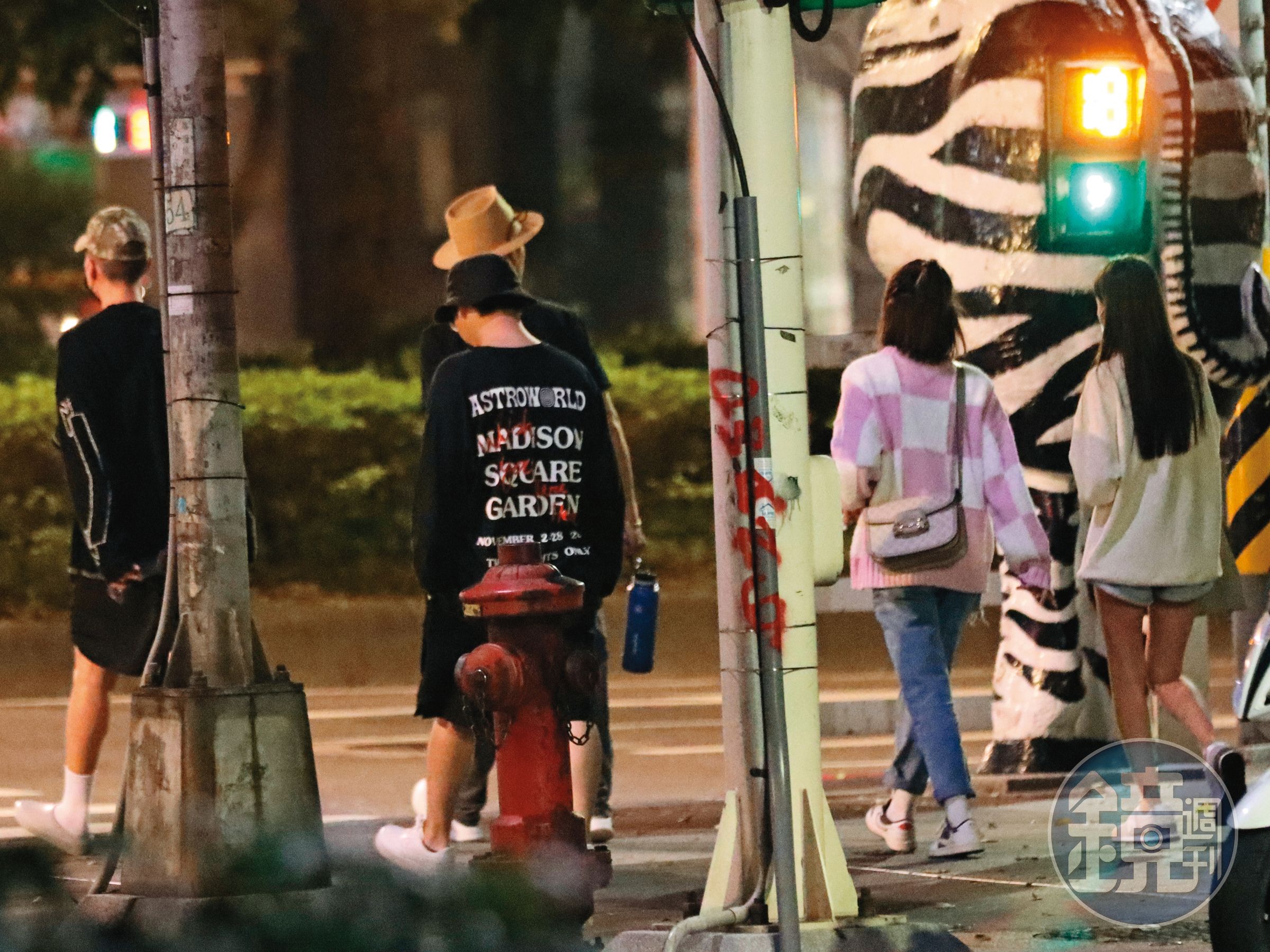 00:48 過馬路時男的走在一起，峮峮與張甯兒非常俏皮穿越了馬路，步伐相當青春。