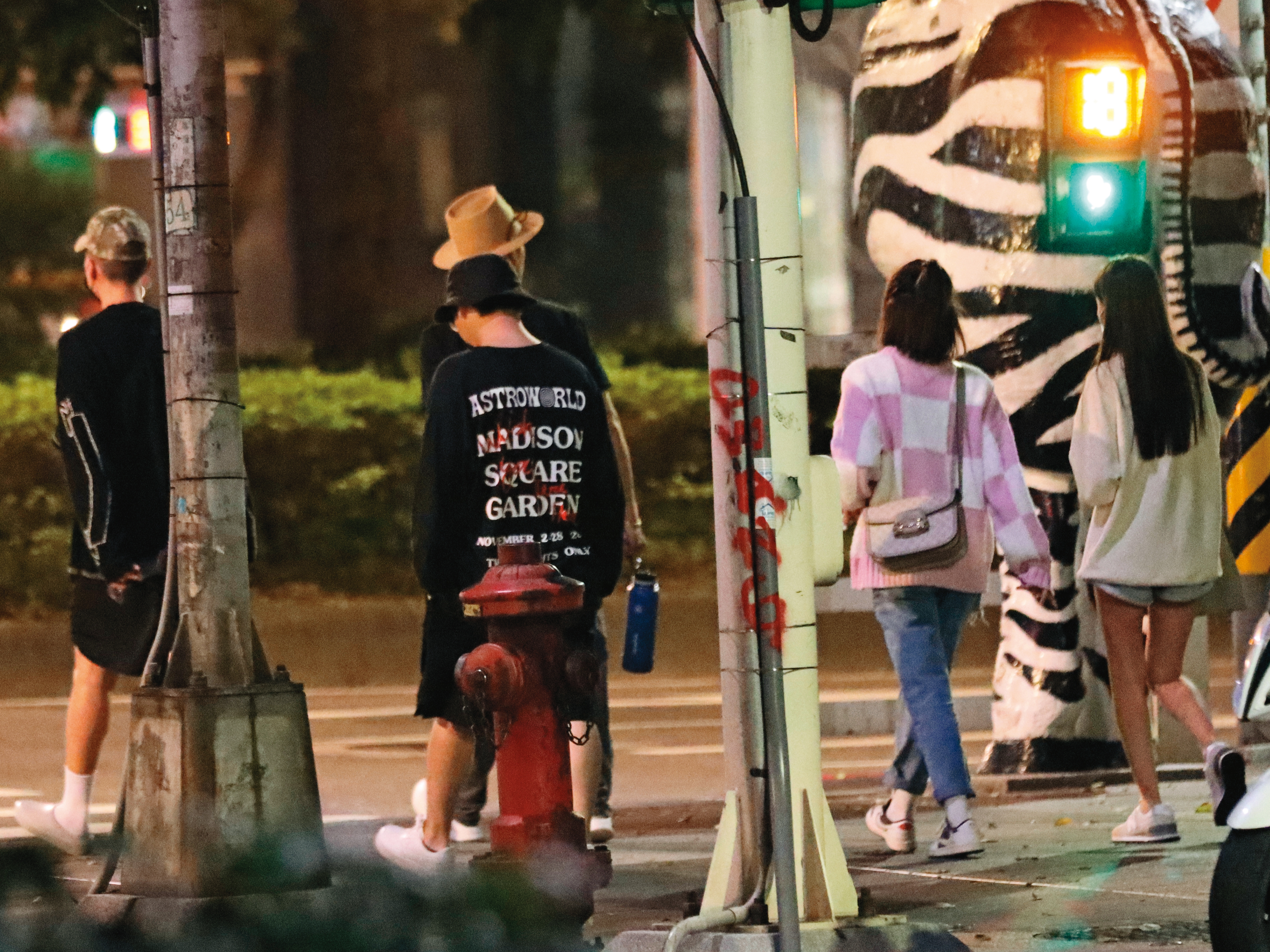 00：48，過馬路時男的走在一起，峮峮與張甯兒非常俏皮穿越了馬路，步伐相當青春。
