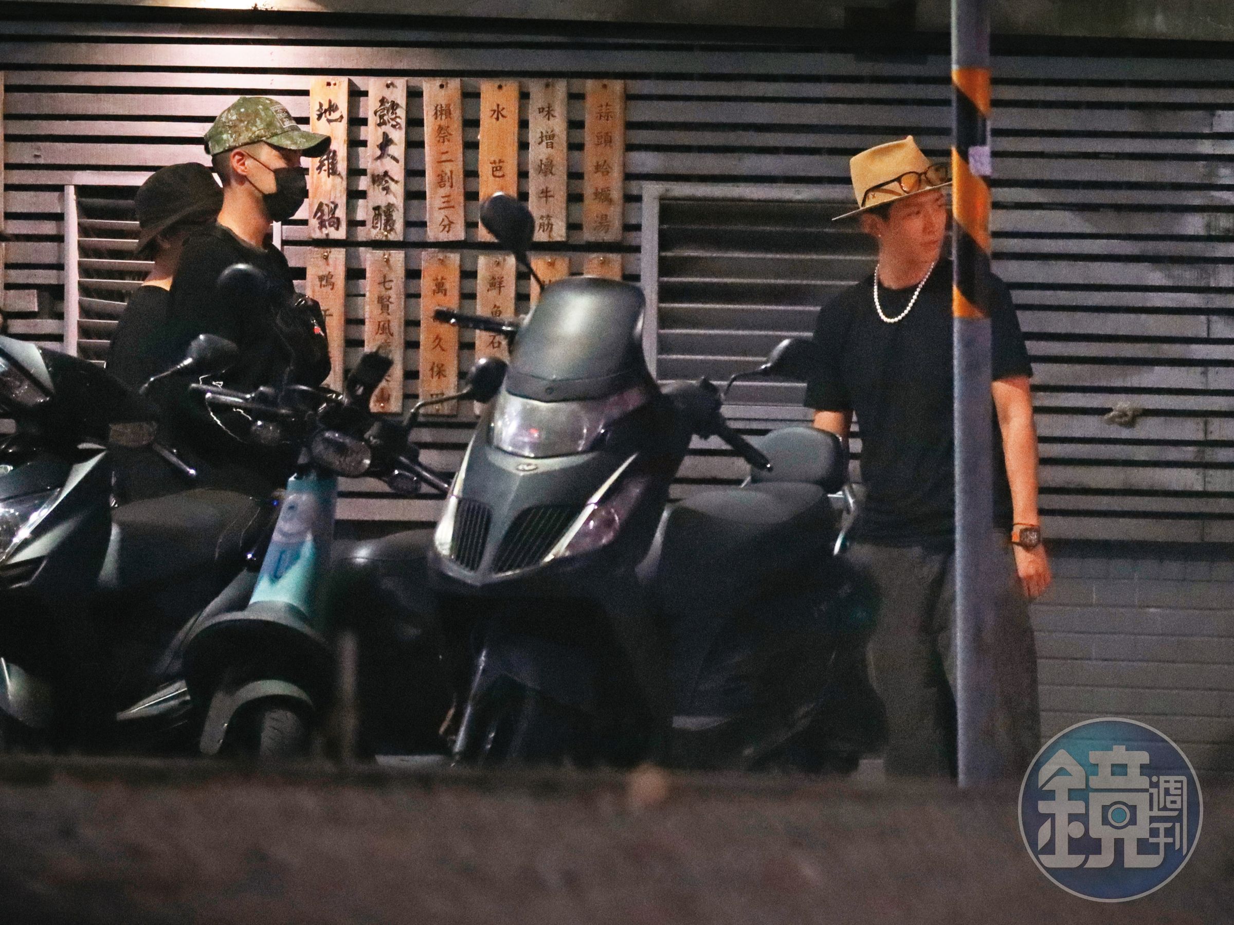 00:43 峮峮忙著玩狗，柯震東（右）與洪武（左）、綠帽男停下來等她。