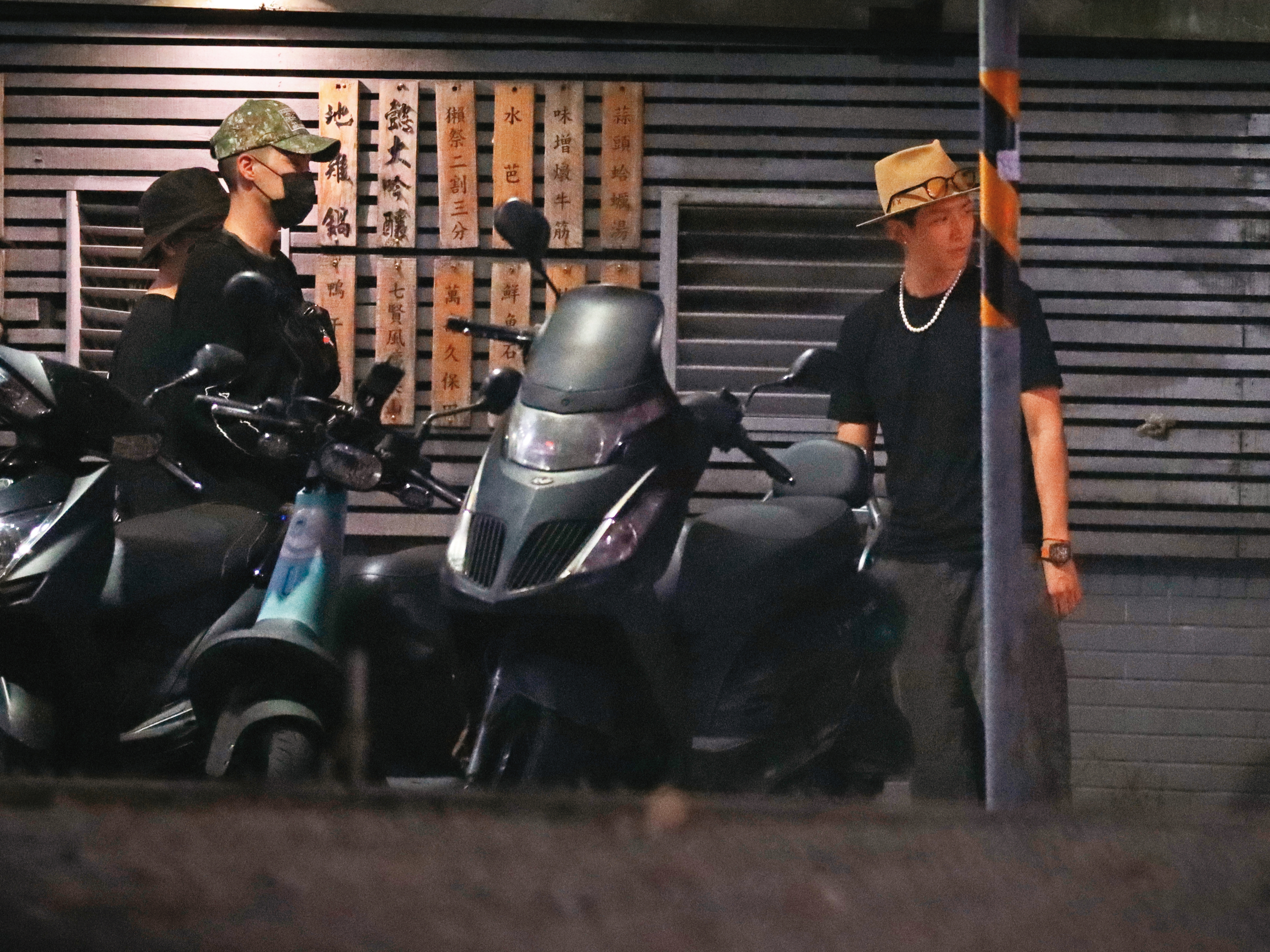 00：43，峮峮忙著玩狗，柯震東（右）與洪武（左）、綠帽男停下來等她。