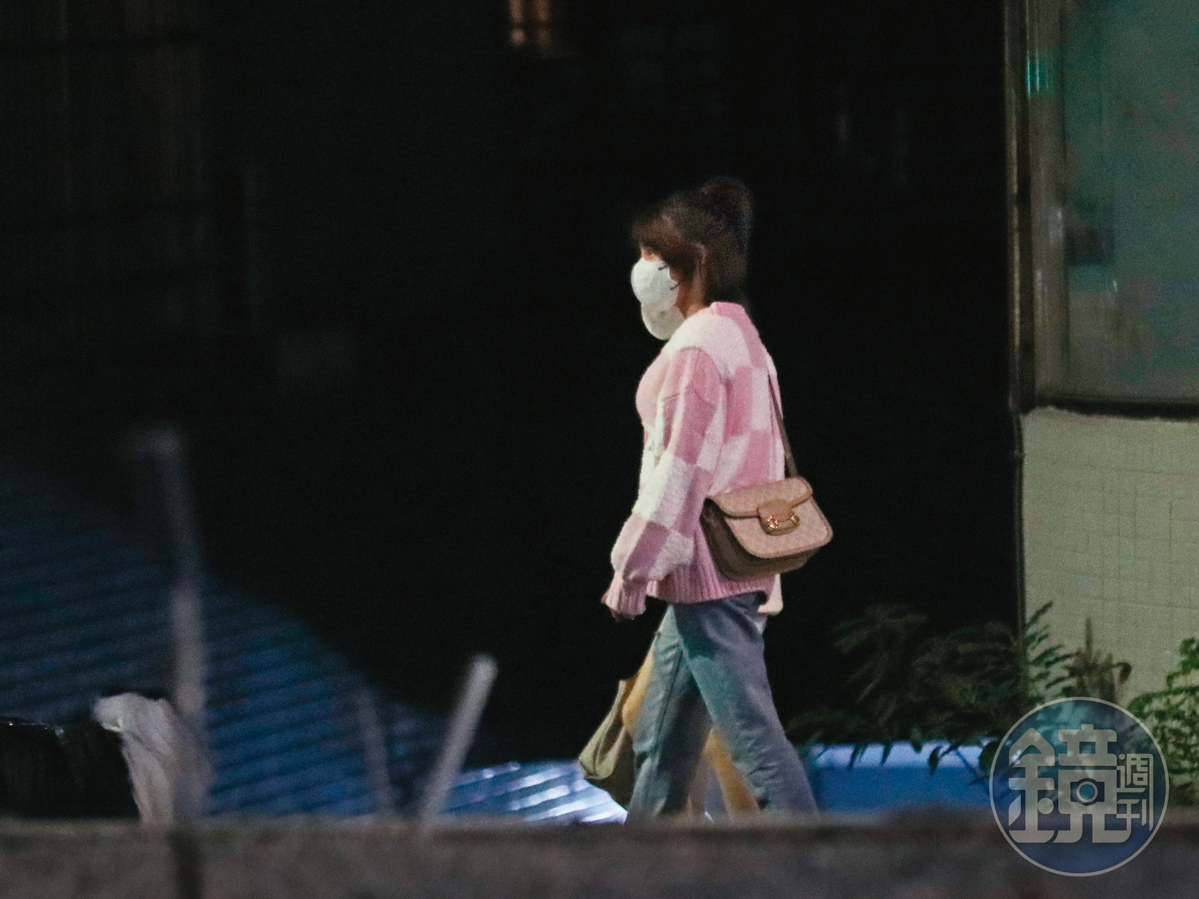 00:42 人在外頭時，柯震東跟峮峮沒走在一起，女生一直黏著張甯兒。