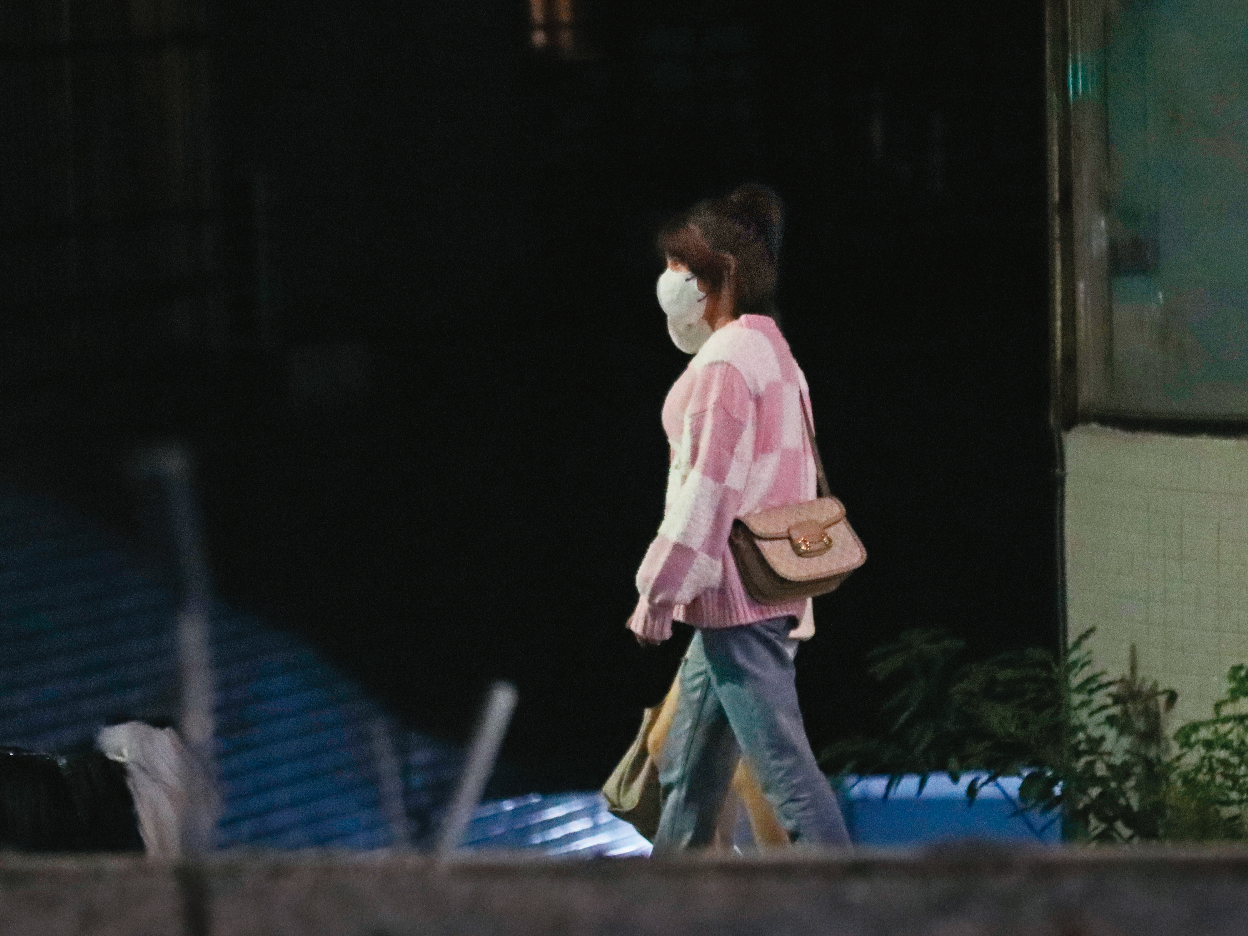 00：42，人在外頭時，柯震東跟峮峮沒走在一起，女生一直黏著張甯兒。