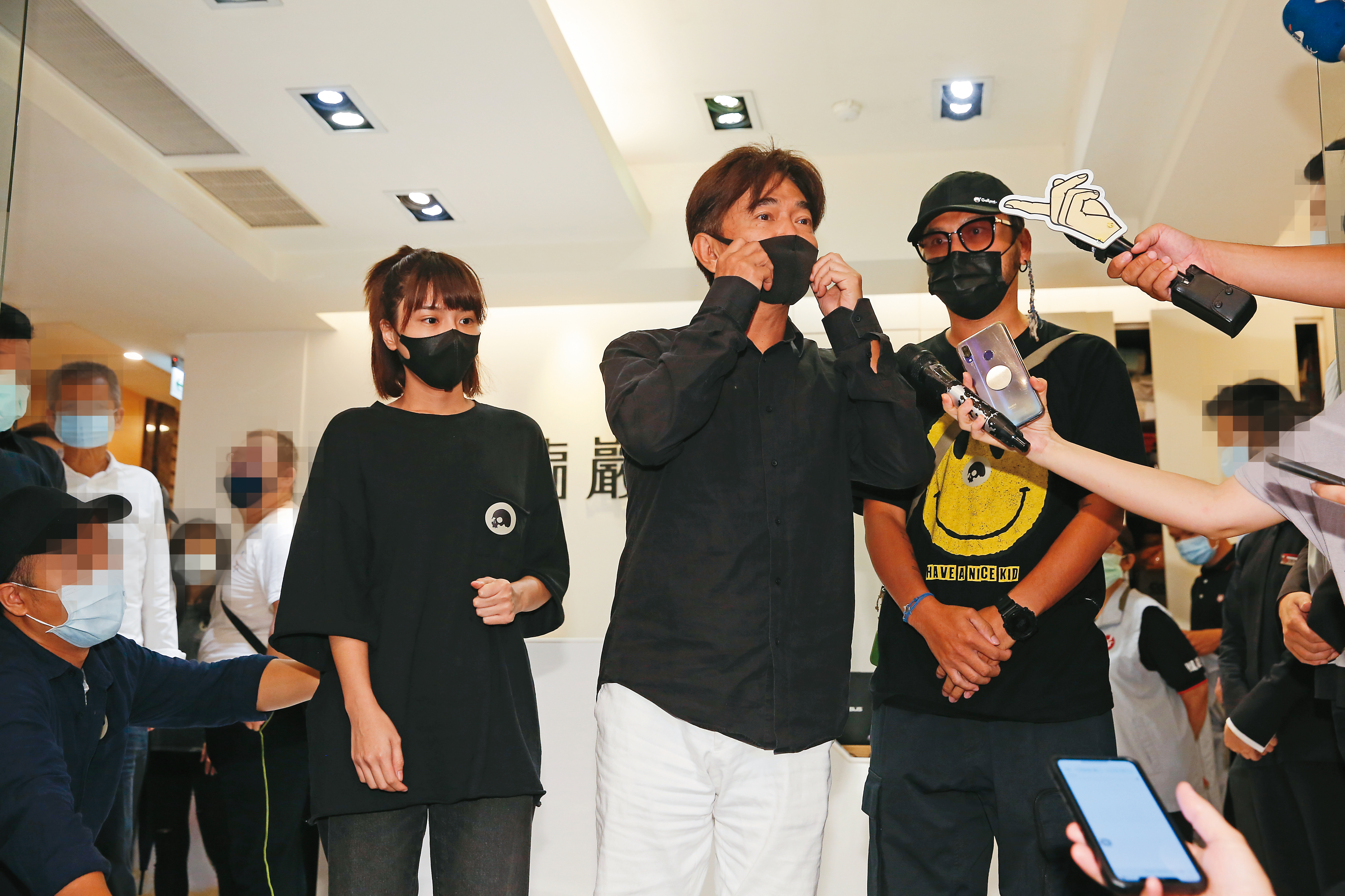 小鬼離世之後，峮峮（左）現身靈堂引來媒體關注，旁邊有吳宗憲（中）作陪。