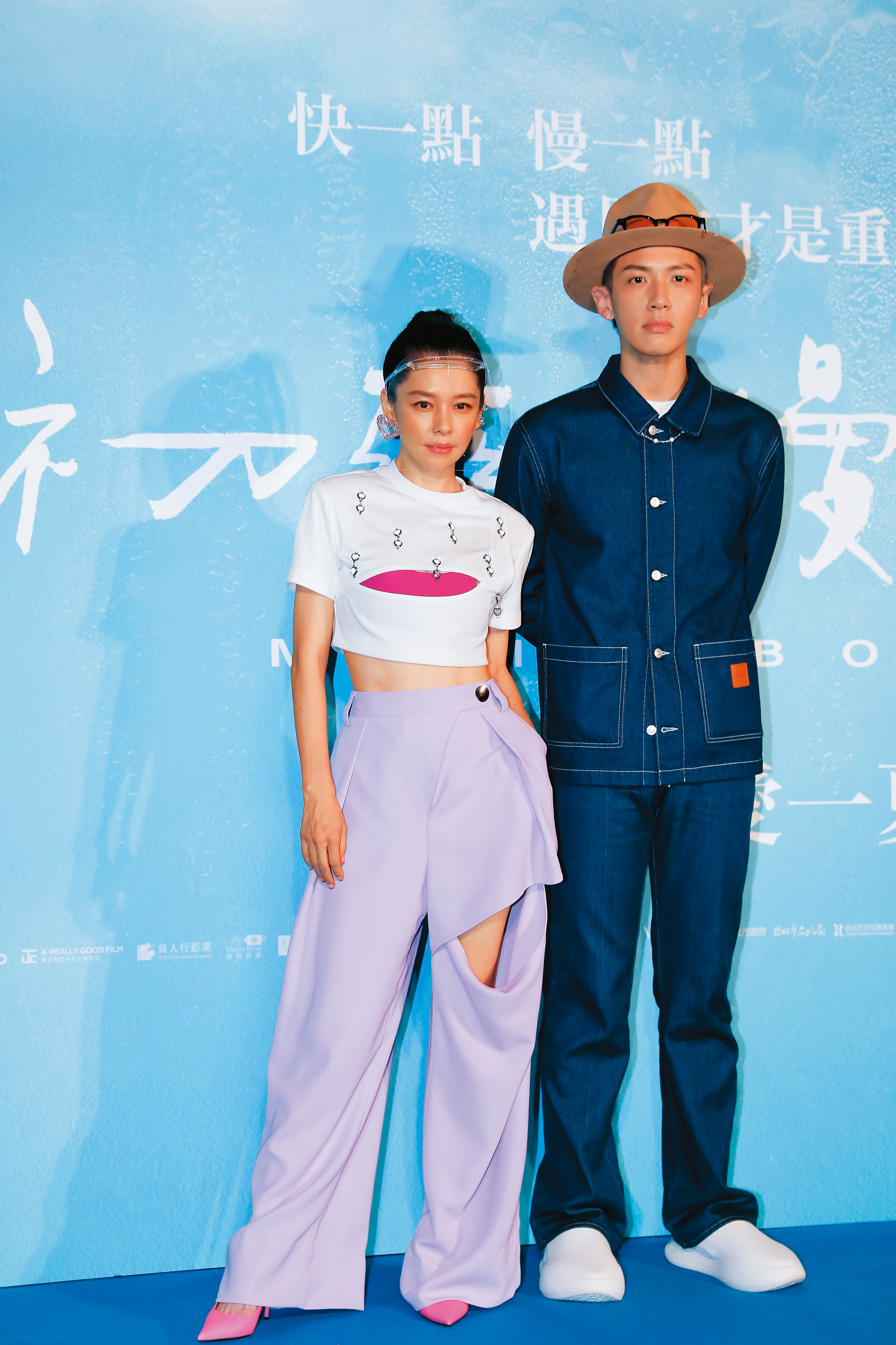 今年柯震東（右）與徐若瑄（左）合作了新片《初戀慢半拍》，也看到柯導不同的一面。
