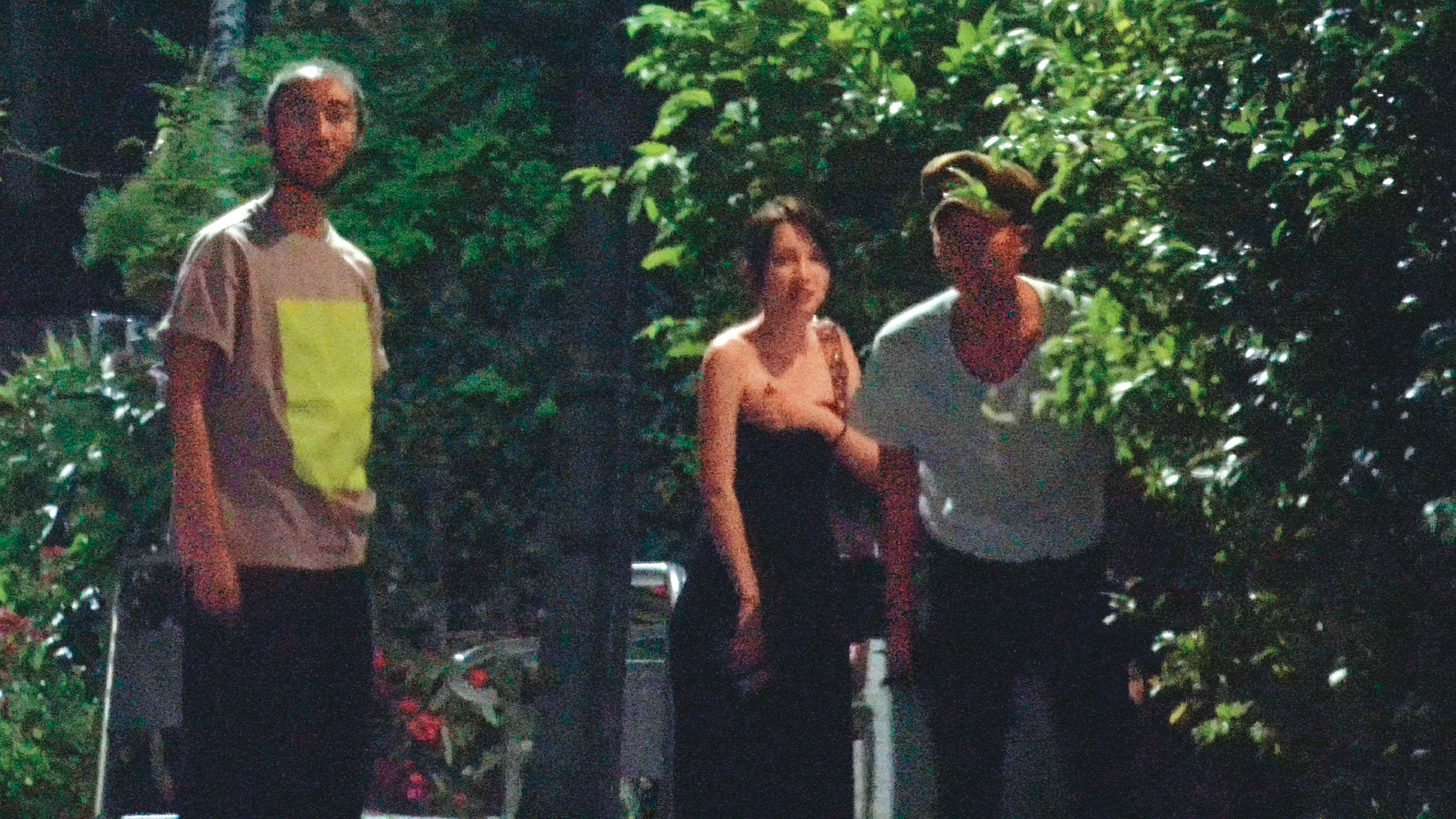  本刊曾經直擊柯震東（右）本來要帶杜妍（中）回家，但是發現被跟拍隨即作罷。後來杜妍改跟其他男的相聚。