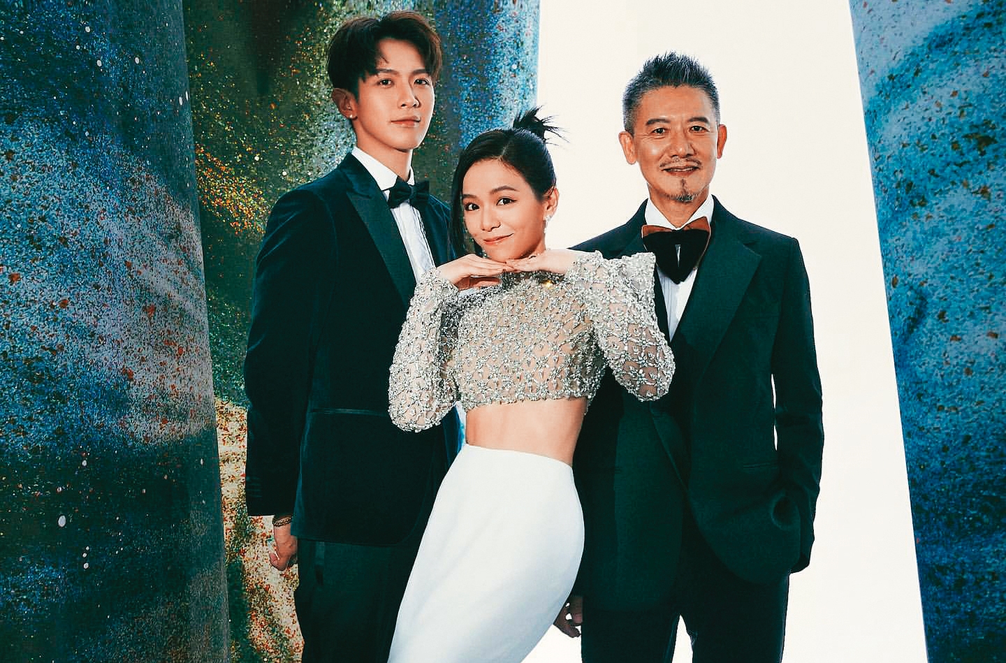 柯震東（左）成為金馬獎最佳新導演的遺珠，雖然坦言心情受到影響，但自勉繼續努力接下來的電影工作。右起柯爸、宋芸樺。（翻攝自柯震東IG）