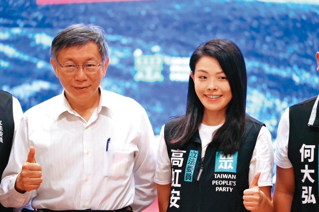 高虹安(右)拿下新竹市長寶座,讓柯文哲(左)更有利於布局總統大選,牽動藍白競合。(民眾黨提供)