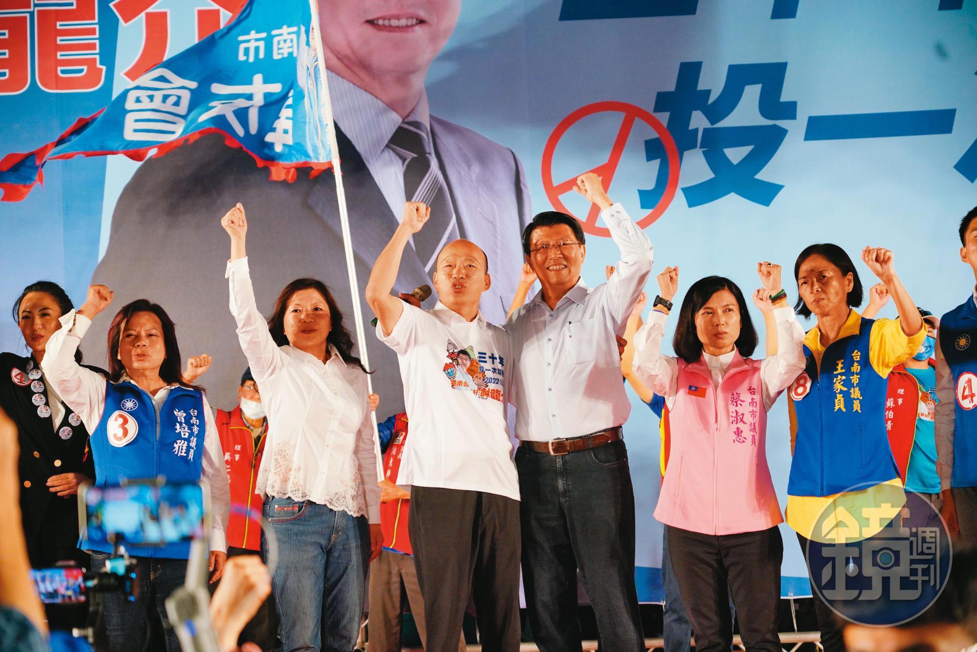挺朱派以韓國瑜當年「被動參選」黨內總統初選的結果為例,認為國民黨不該再重蹈覆徹。圖為韓此次選舉輔選台南市長候選人謝龍介。