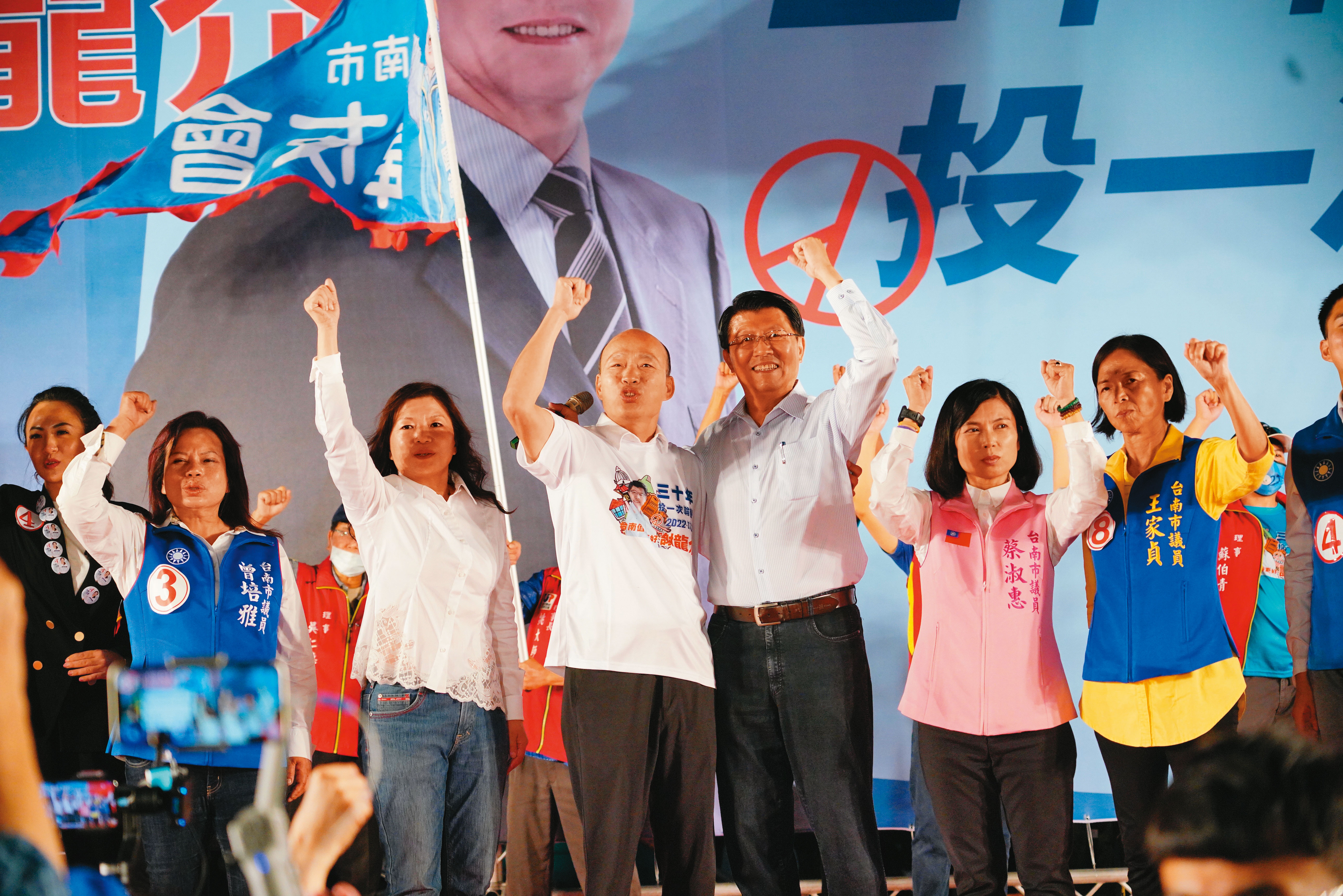 挺朱派以韓國瑜當年「被動參選」黨內總統初選的結果為例，認為國民黨不該再重蹈覆徹。圖為韓此次選舉輔選台南市長候選人謝龍介。
