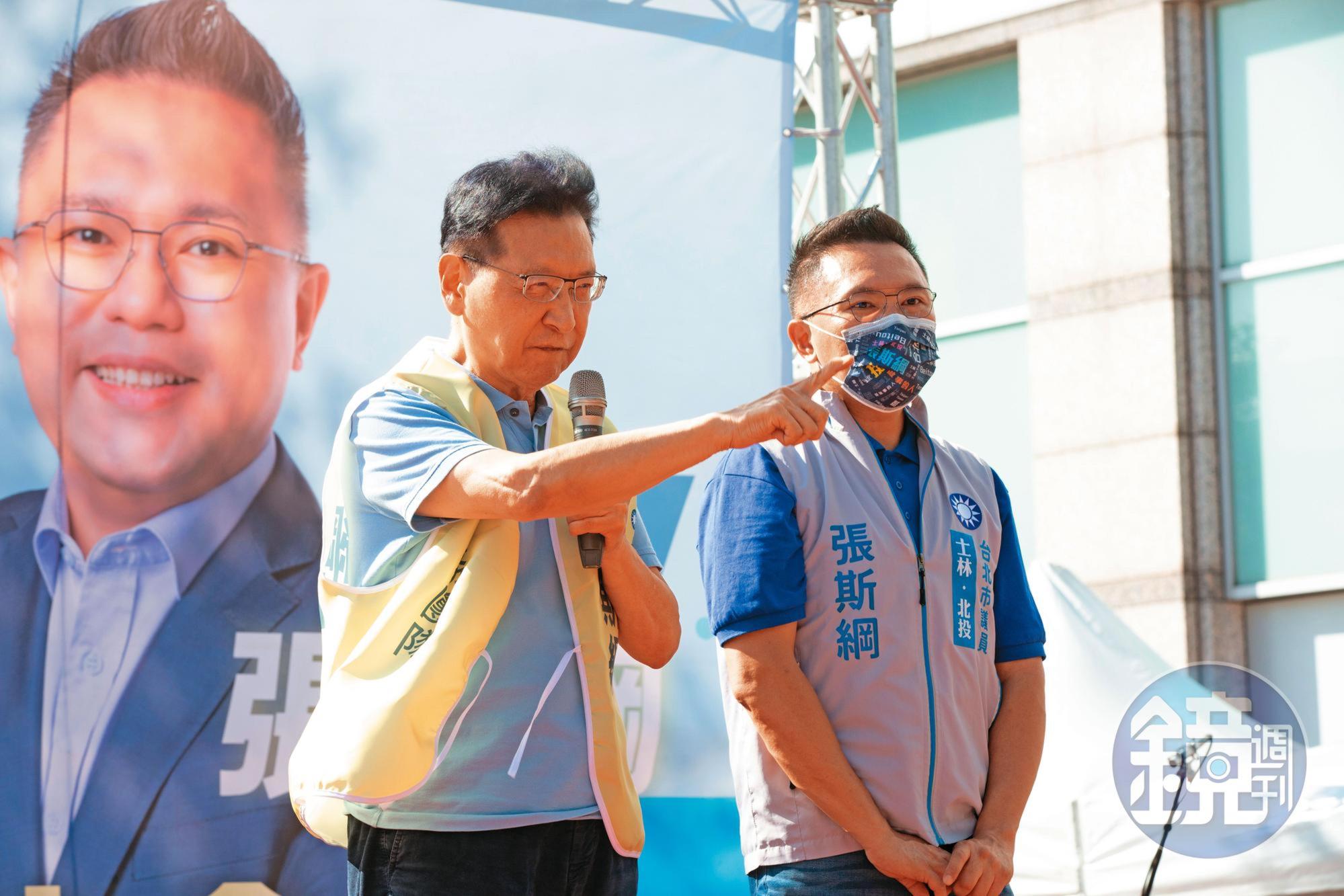 表態參選2024年總統大選的戰鬥藍發起人趙少康（左），此次積極輔選藍營議員，黨內實力不容小覷。
