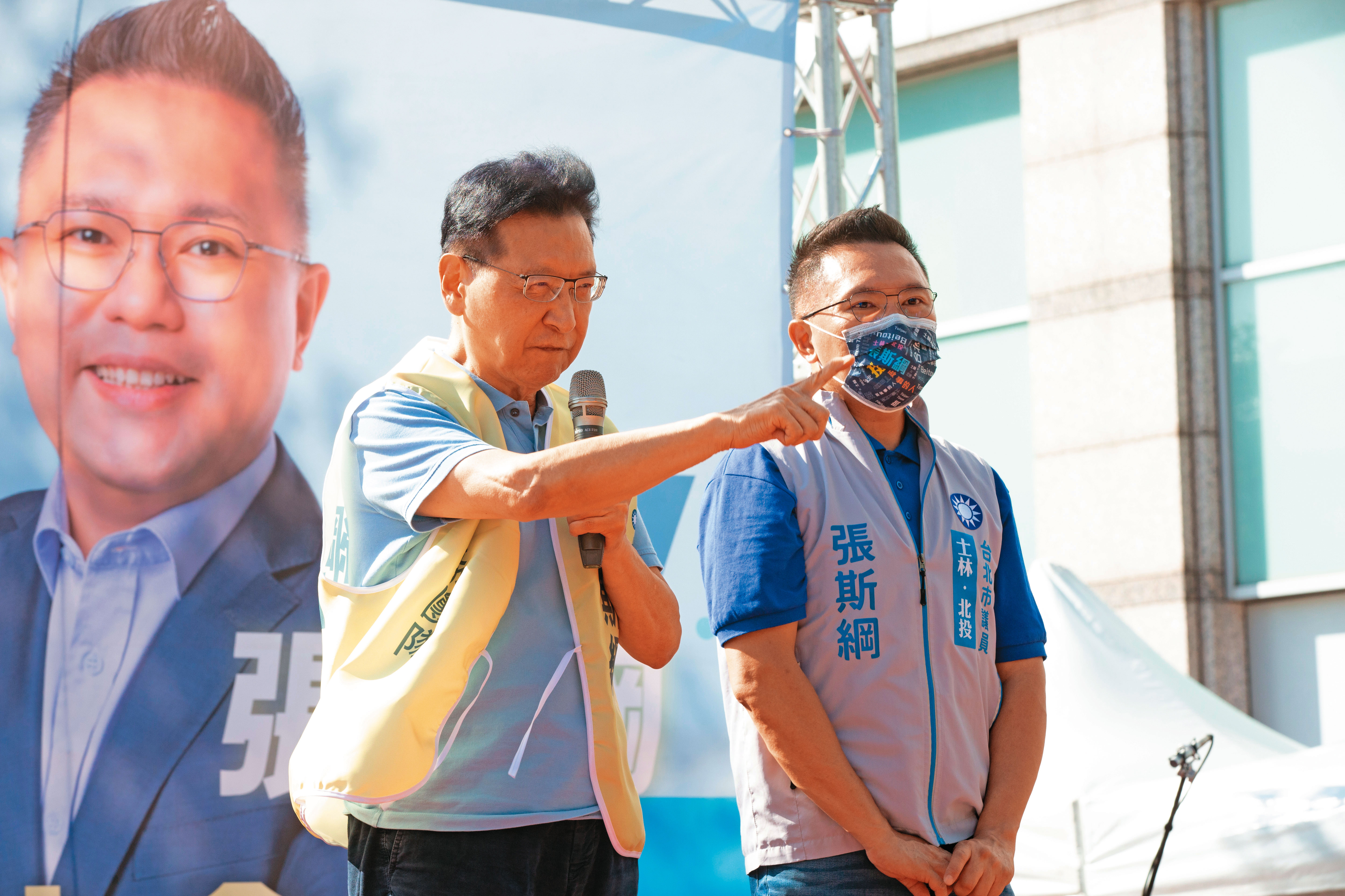 表態參選2024年總統大選的戰鬥藍發起人趙少康（左），此次積極輔選藍營議員，黨內實力不容小覷。