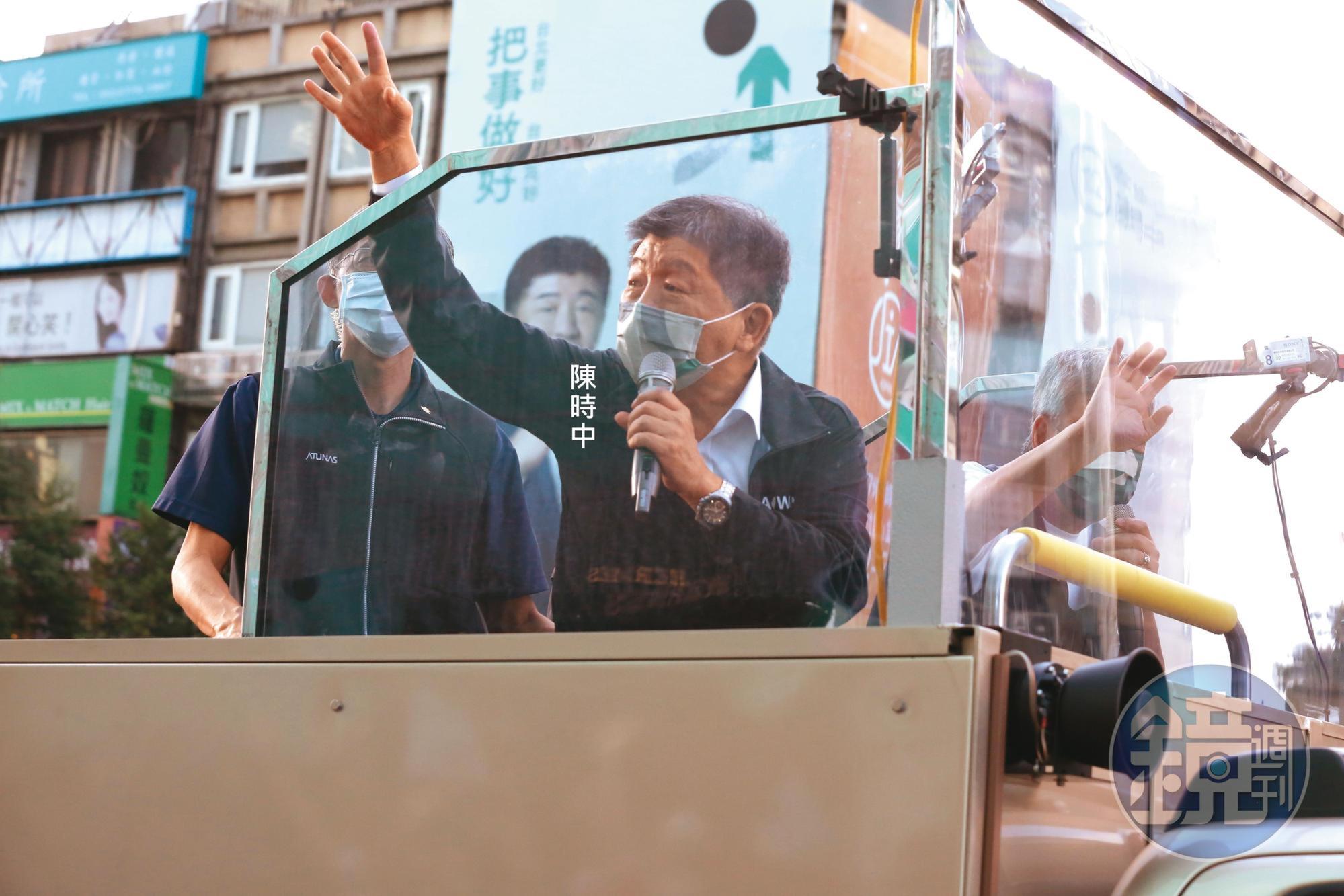 黨內示警,民進黨對執政的信心反而成為爭取民意的阻礙,若不痛徹檢討恐將重蹈敗選覆轍。圖為陳時中選後謝票。