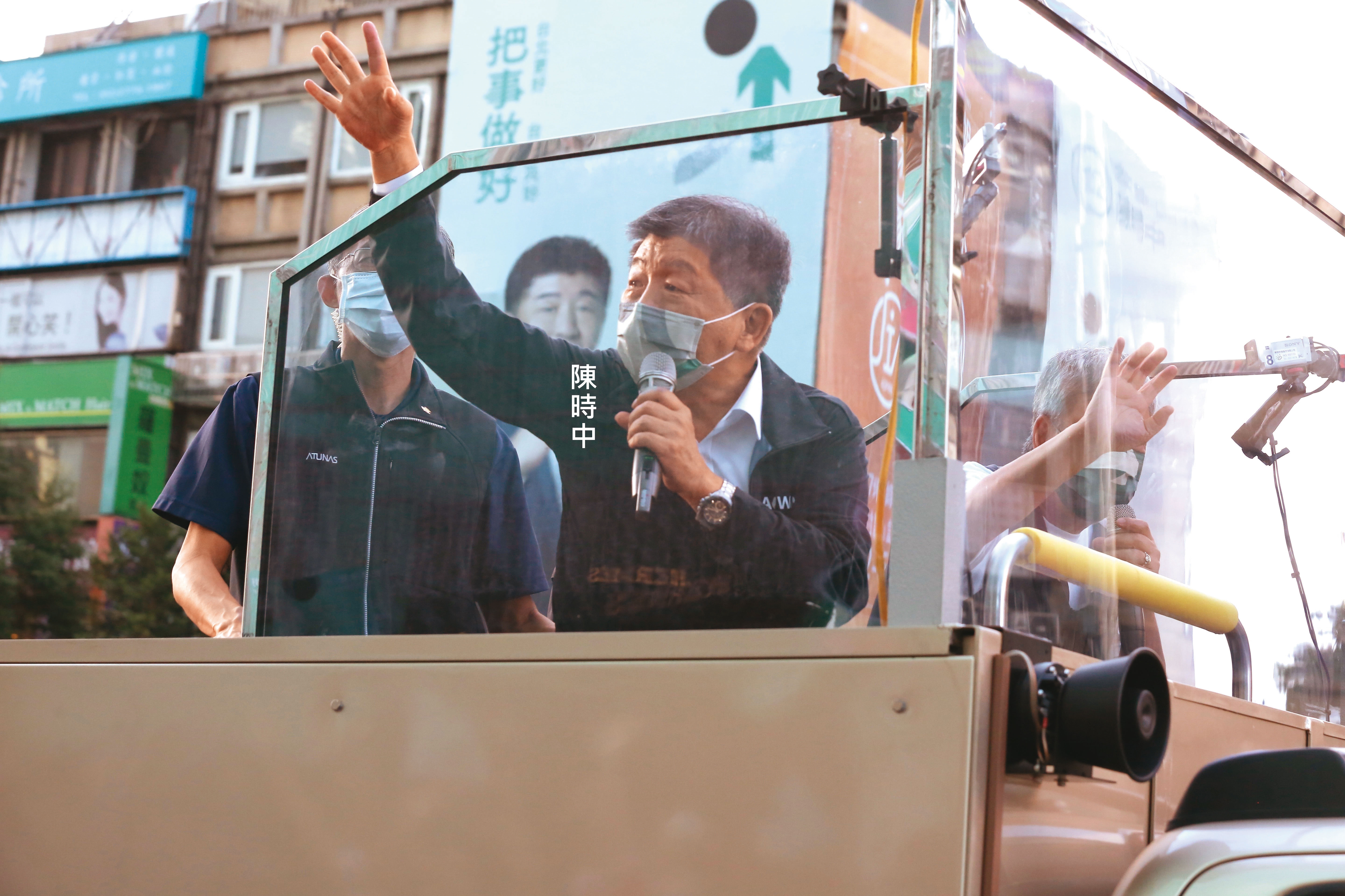 黨內示警，民進黨對執政的信心反而成為爭取民意的阻礙，若不痛徹檢討恐將重蹈敗選覆轍。圖為陳時中選後謝票。