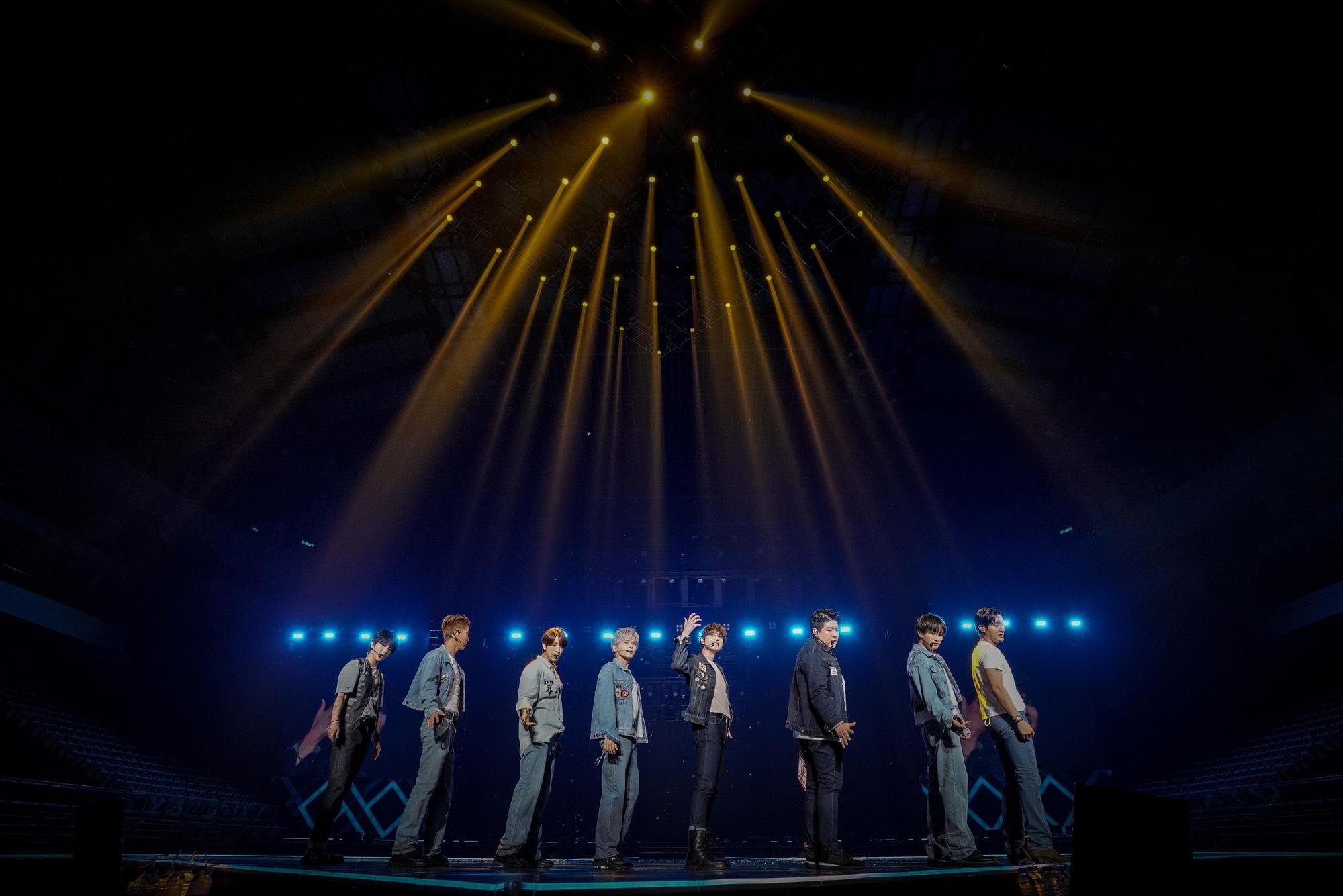 「SUPER JUNIOR」藝聲(左起)、利特、東海、厲旭、圭賢、神童、銀赫、始源在小巨蛋開場,帶來新舊精彩曲目。(超級圓頂提供)