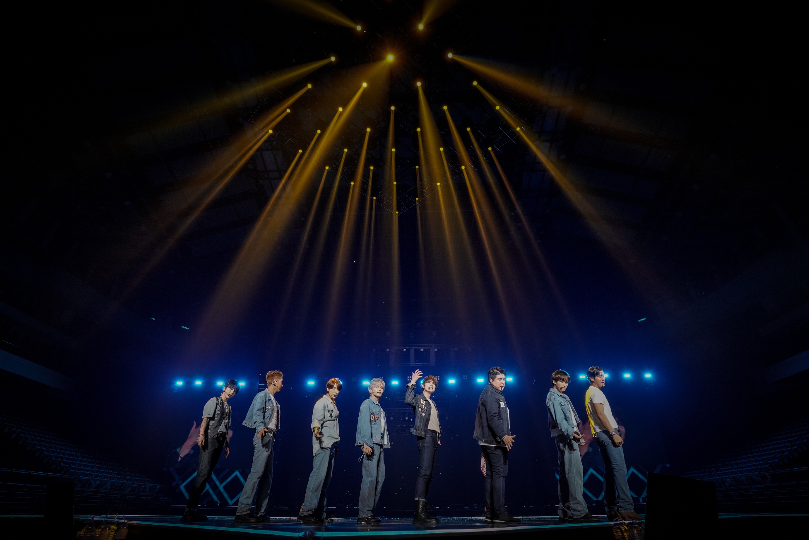 「SUPER JUNIOR」藝聲（左起）、利特、東海、厲旭、圭賢、神童、銀赫、始源在小巨蛋開場，帶來新舊精彩曲目。（超級圓頂提供）
