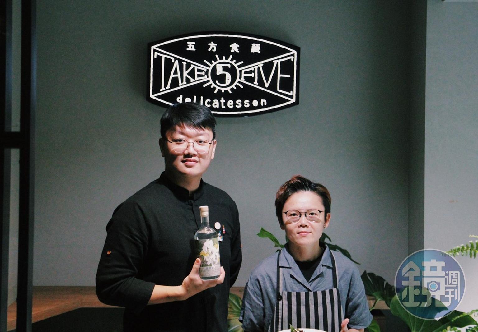五方食藏舉辦的「好時好物餐桌」由Bee主廚(右)與「發琴吧」的bartender Sean(左)透過餐酒搭配展現「客」家「琴」意。