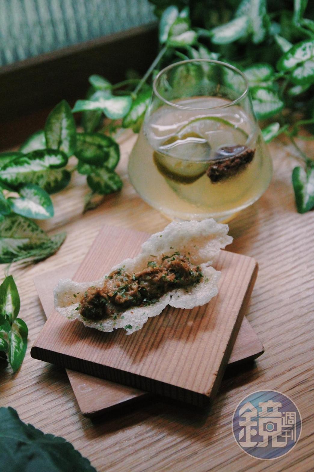 客家小炒必配的米飯則以糙米脆餅方式精緻呈現,搭配香辣脆口的客家元素與調酒「spicy」,令人食慾大開。