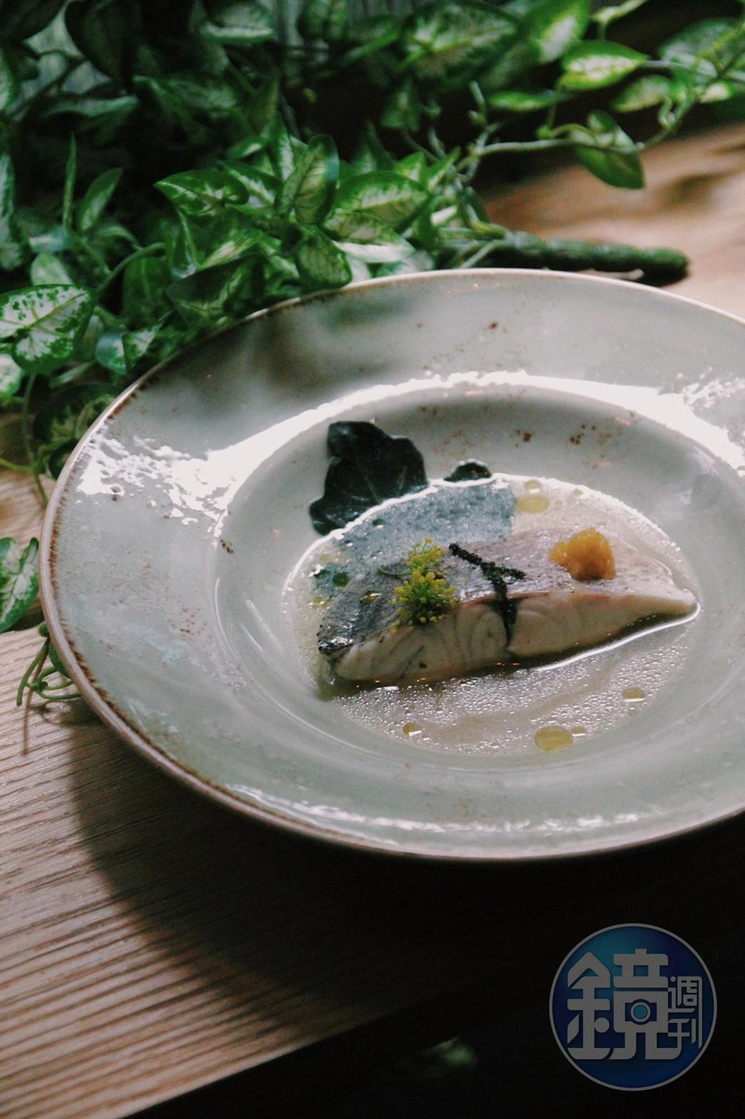 「Gin 海一杯」以酒入菜,清新酸香鳳梨果感呼應無花果葉香氣,魚肉細緻甘鮮。