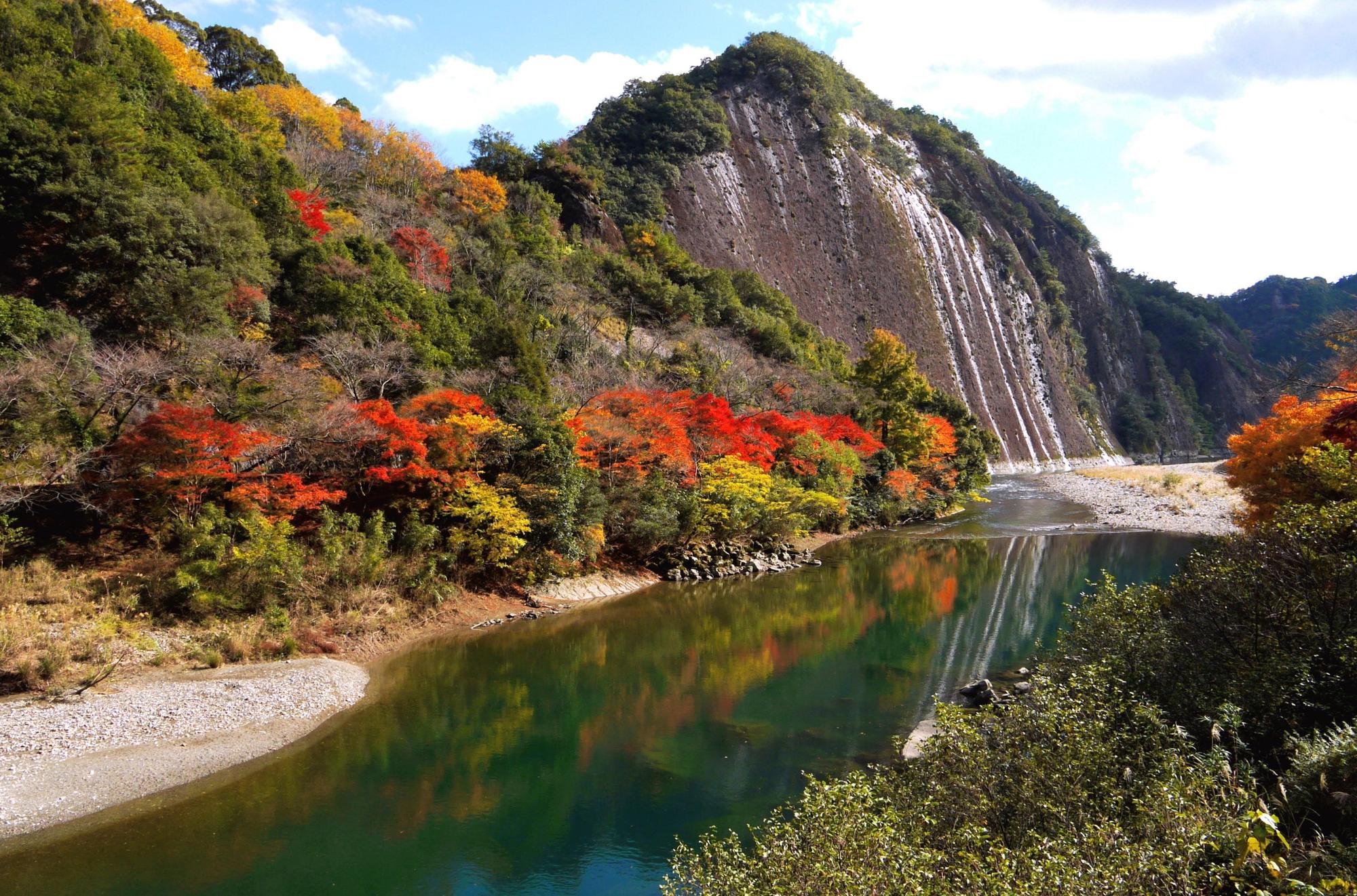 被指定為天然紀念物的一枚岩秋季景象。（古座川町提供）