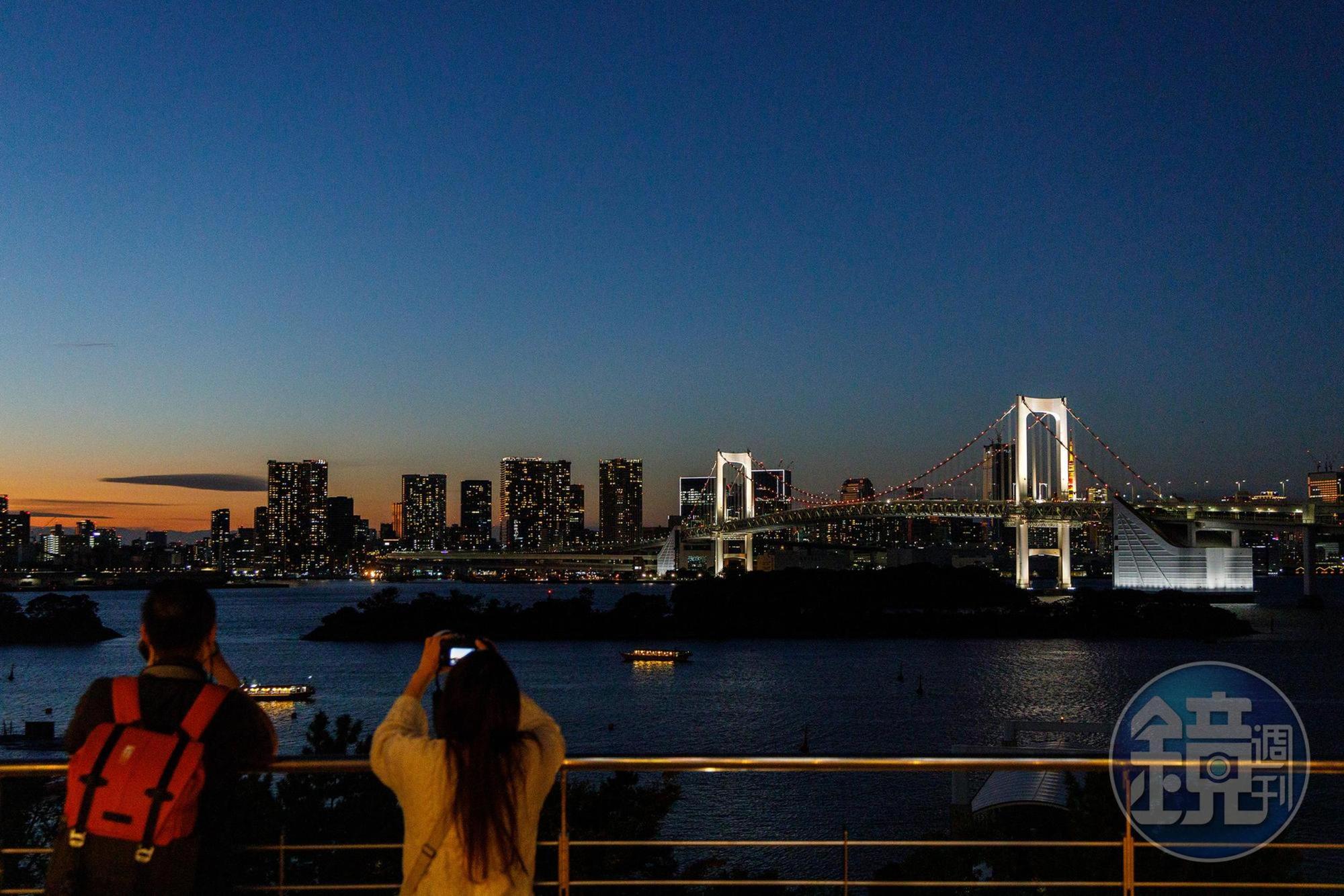 Aqua City的戶外空間欣賞東京灣落日。