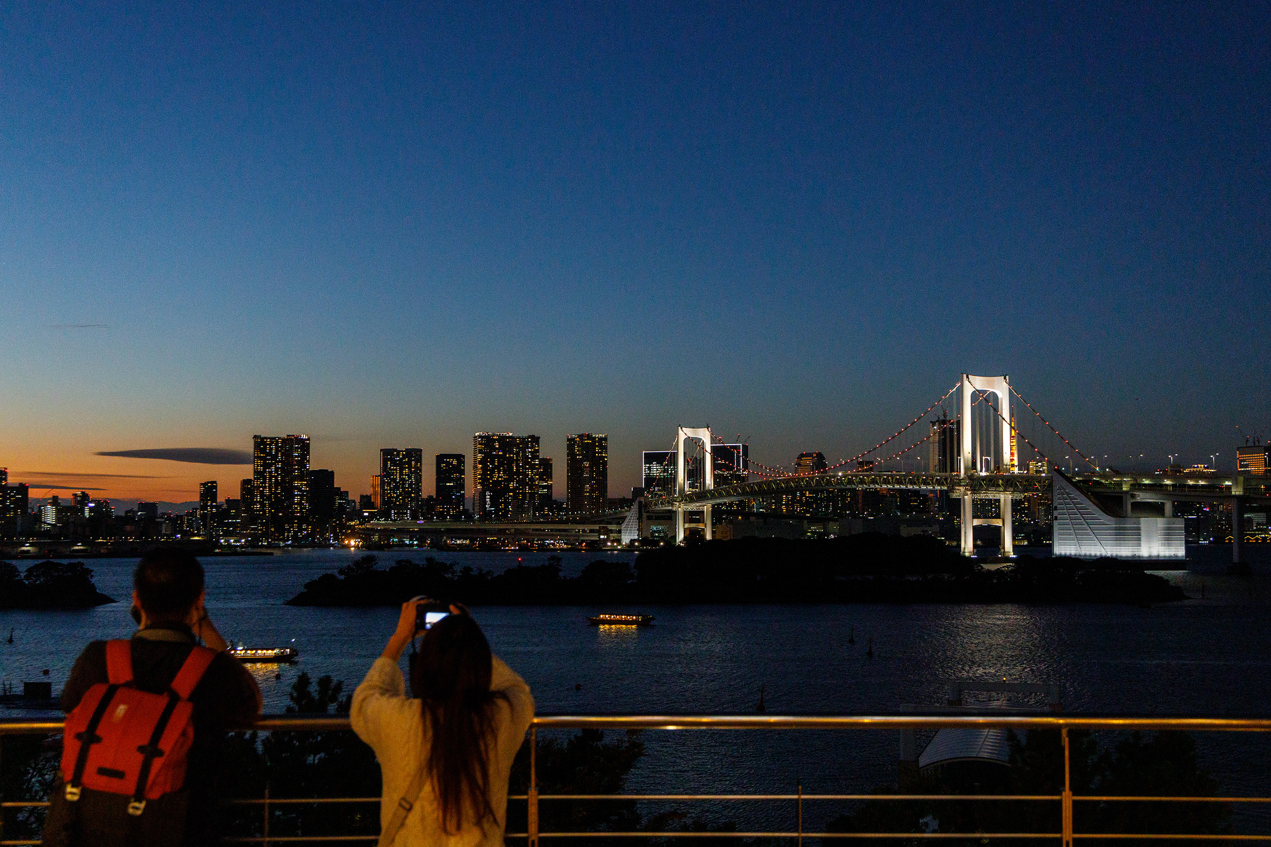 Aqua City的戶外空間欣賞東京灣落日。