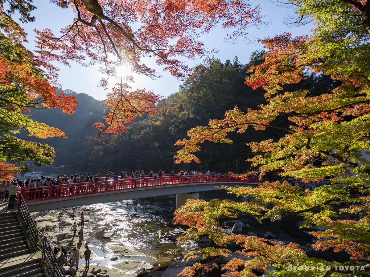 朱紅色的待月橋是香嵐溪熱門的拍照景點。(TOURISM TOYOTA提供)
