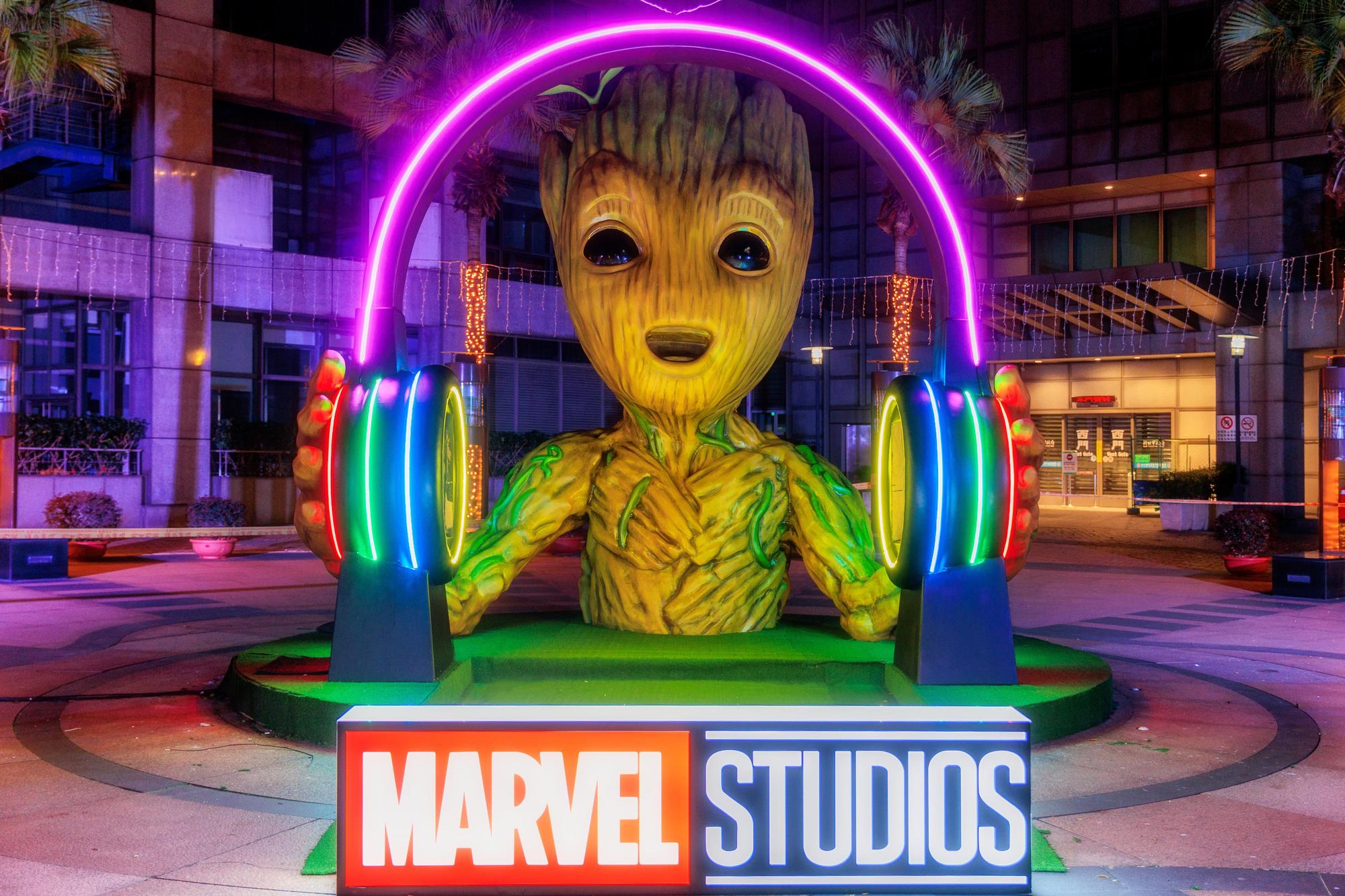 漫威英雄格魯特裝置「I am Groot」,霓虹燈光會隨音樂跳動變化,還會聽到經典台詞。(新北市政府觀光旅遊局提供)