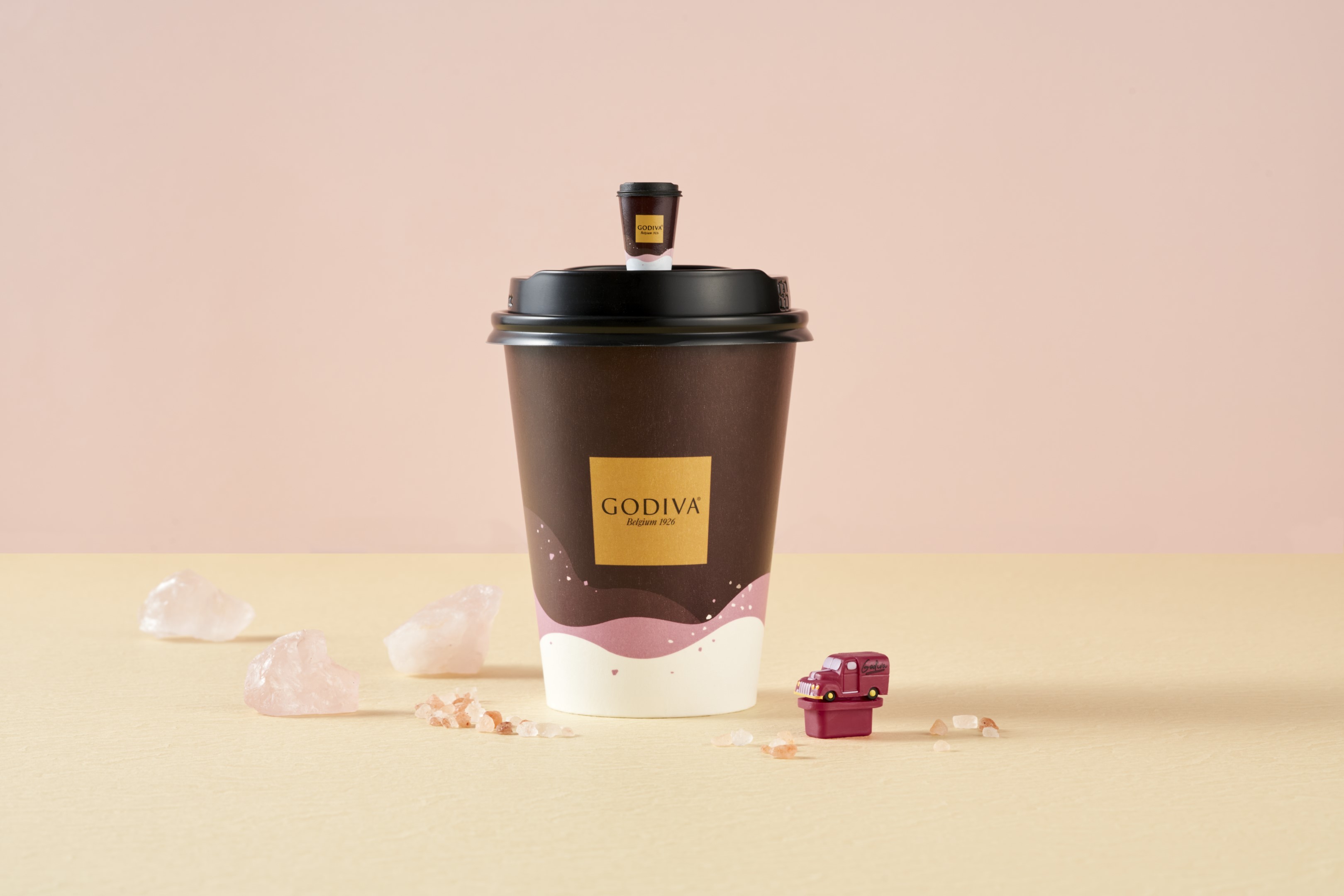 GODIVA帶來2022限定版熱可可杯塞外，更將載著品牌使命的經典粉紅小貨車等比例縮小呈現。（GODIVA提供）
