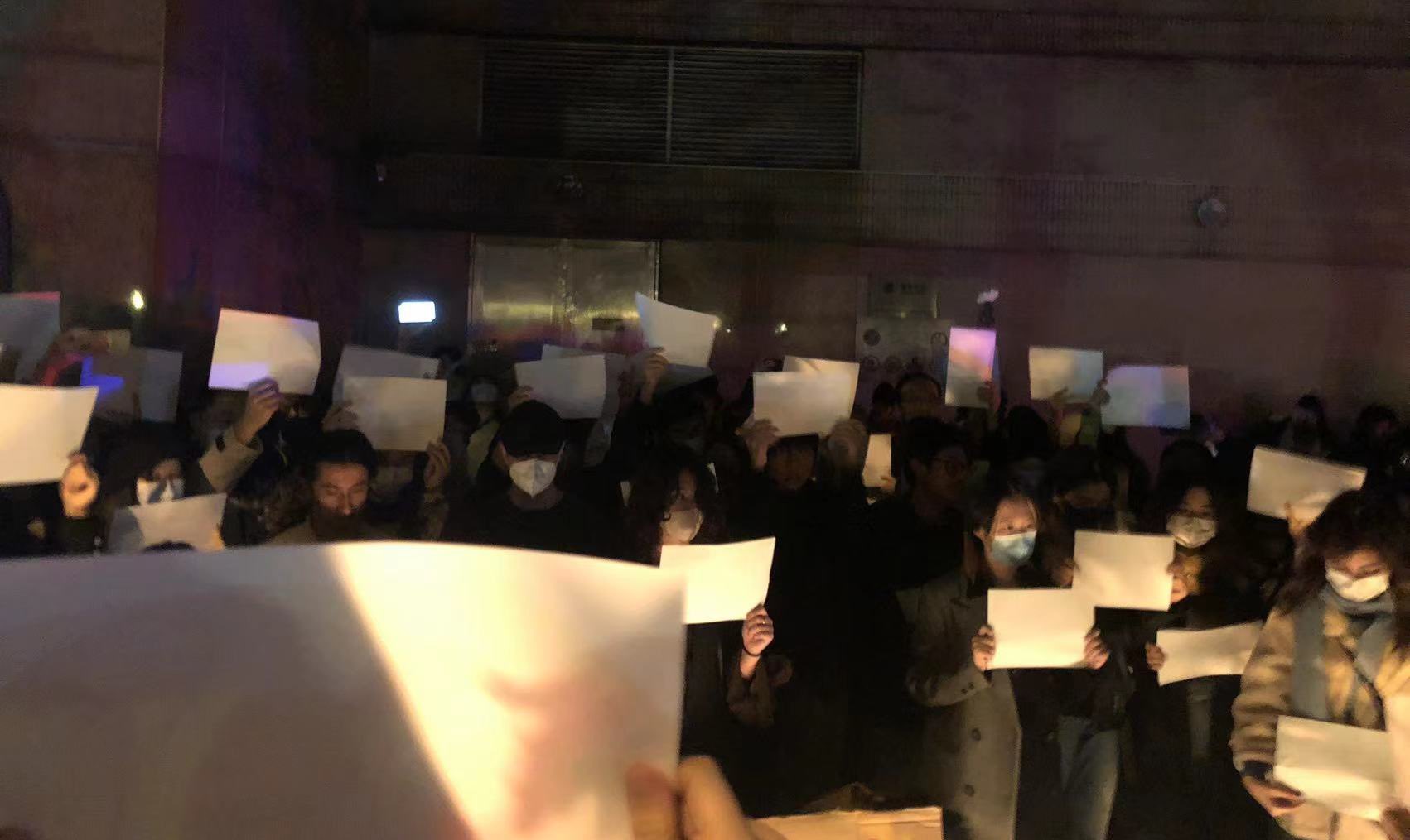 上海人民聚集在「烏魯木齊路」， 舉著白紙抗議。（翻攝jajia推特）