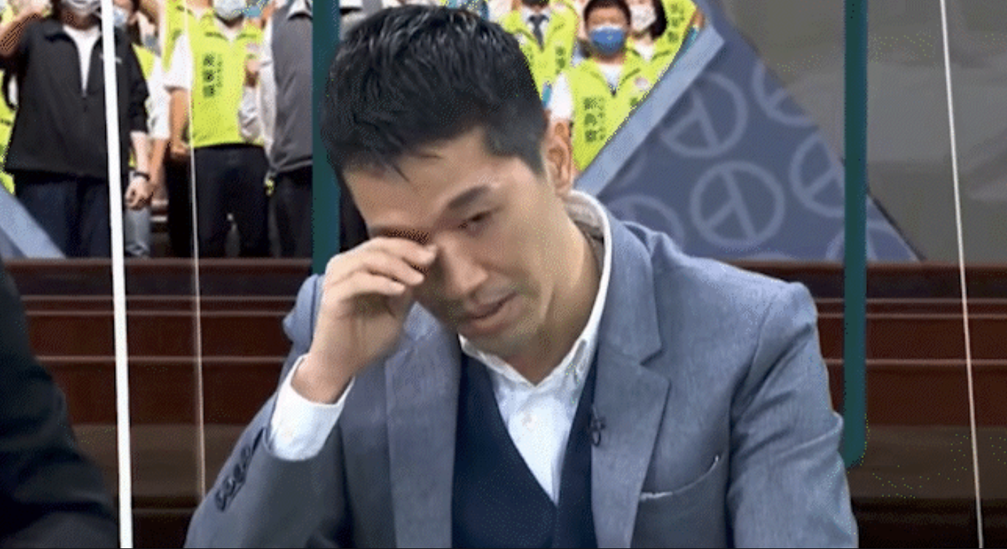 何志偉在節目上落淚，稱黑道、殺人犯在陳時中競選團隊核心。（翻攝畫面）