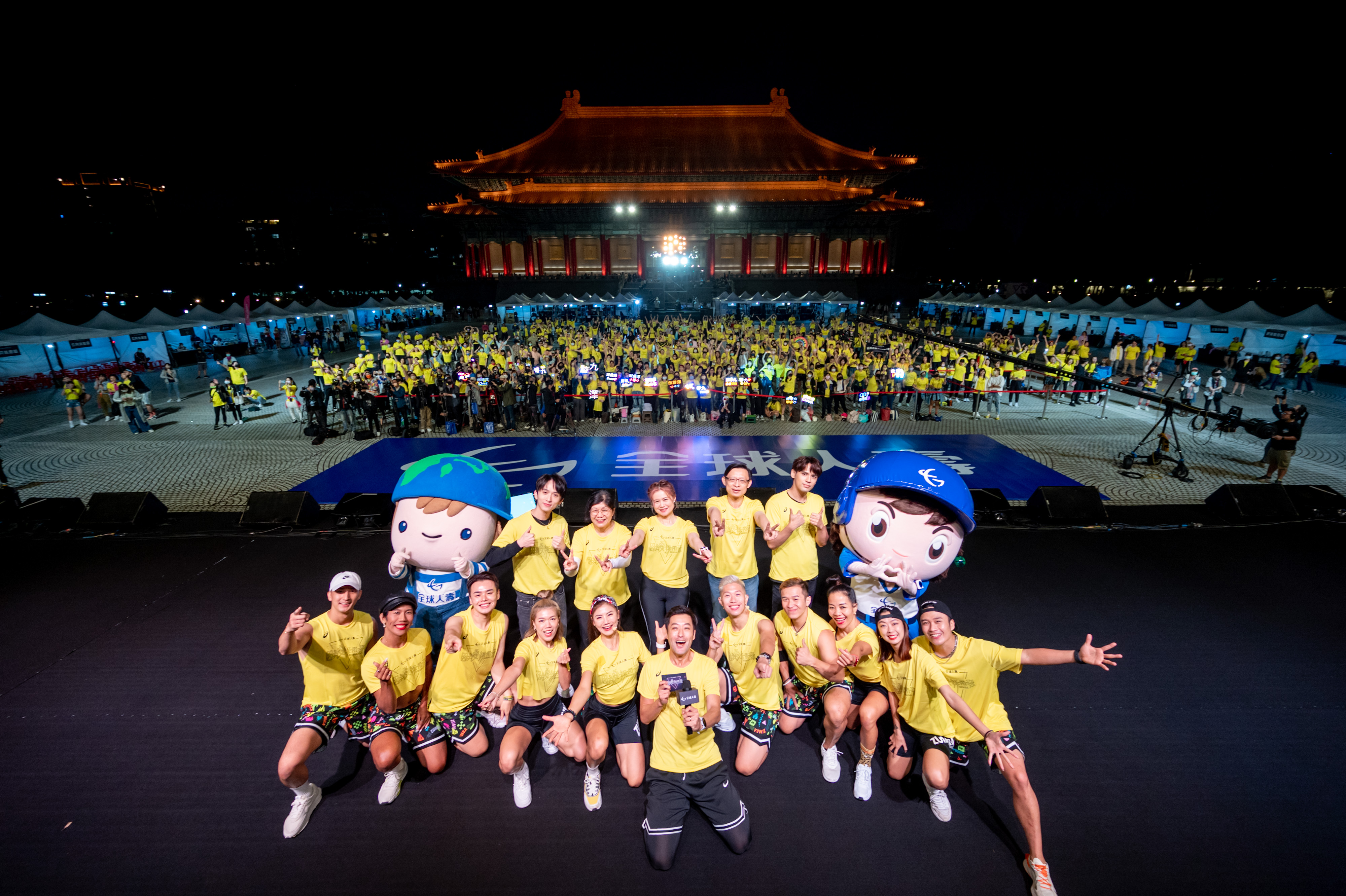 全球人壽副董事長林文惠（後排左3）及總經理馬君碩（後排右2）、愛心大使「九澤CP」陳零九、邱鋒澤及ZUMBA師資群帶領近千位參與民眾體驗ZUMBA樂趣。（全球人壽提供）