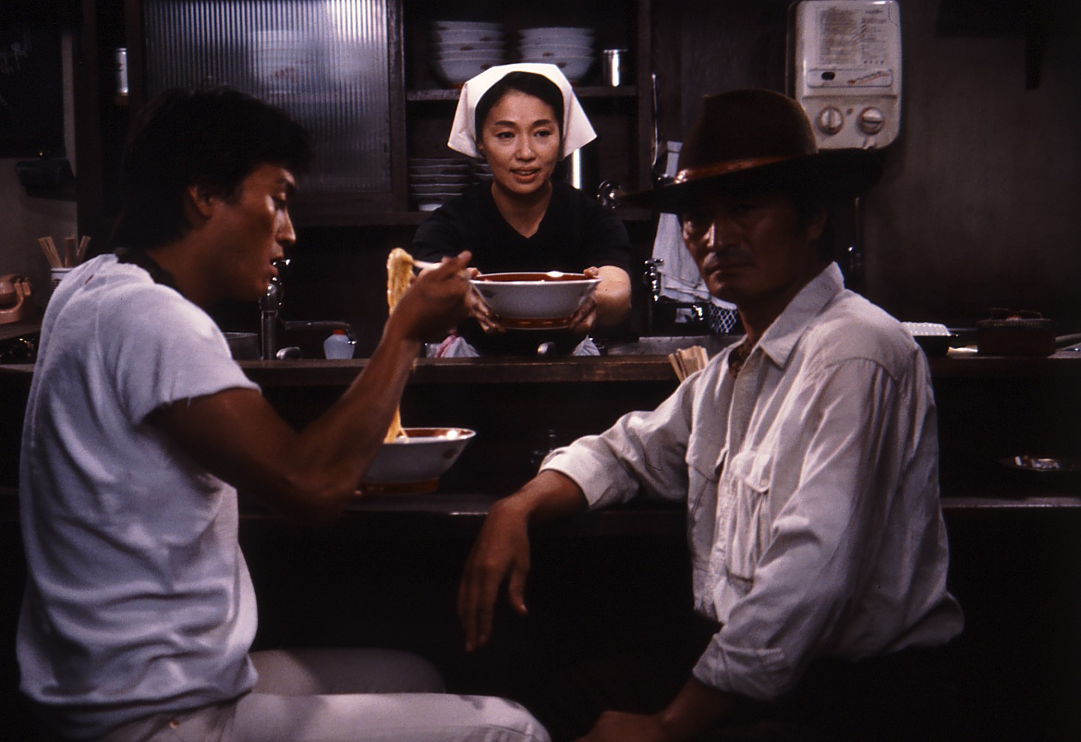 在《蒲公英》飾演拉麵店老闆的宮本信子與山崎努(右)有不少對手戲,左為渡邊謙。 ( 台北双喜電影提供)