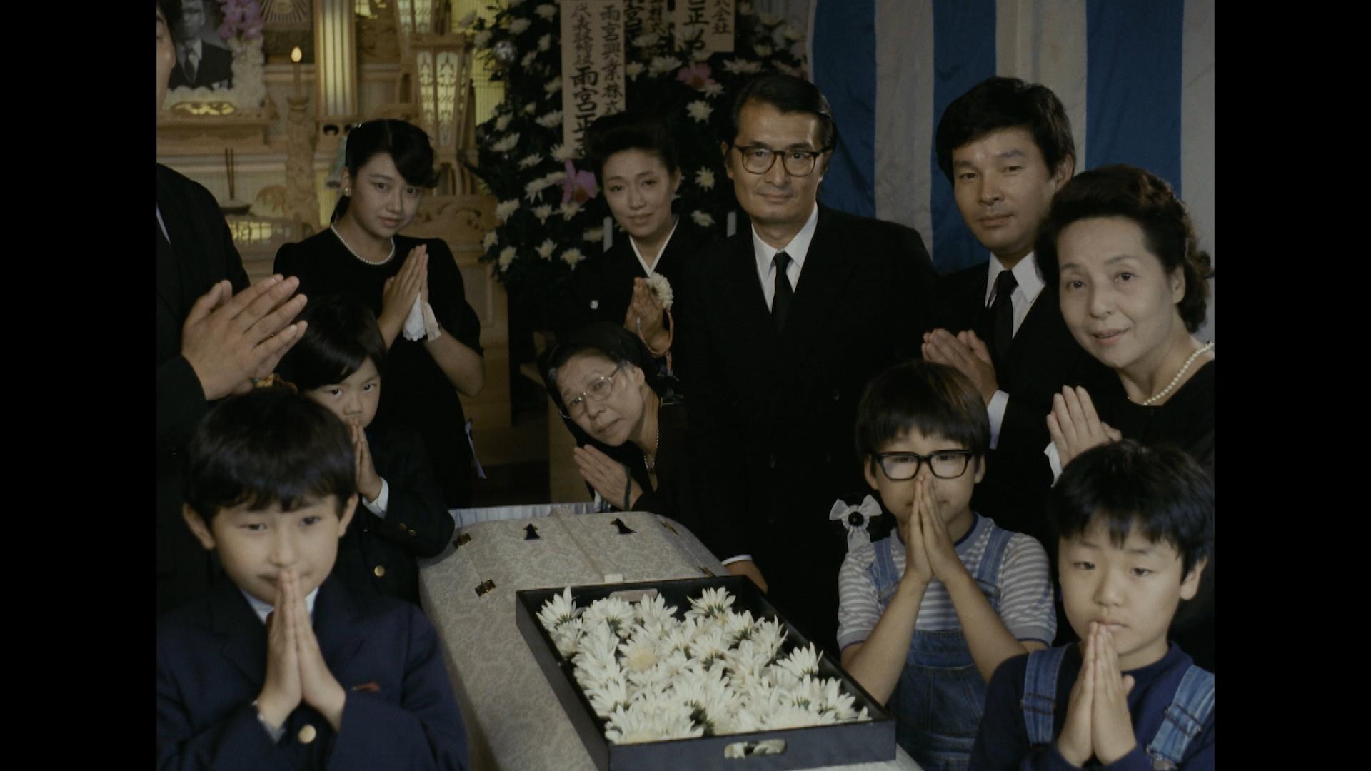 伊丹十三首部執導電影《葬禮》是從個人經歷出發、為妻子宮本信子(後排右四) 量身打造的作品。( 台北双喜電影提供)