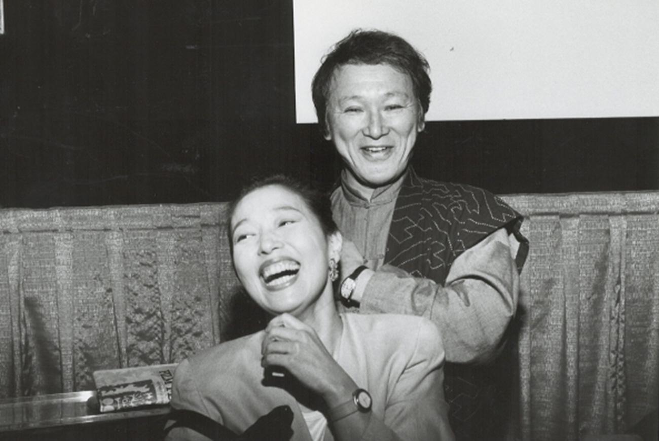 伊丹十三（右）與演員妻子宮本信子（左）鶼鰈情深，蔚為影壇佳話。（翻攝自filmedinether.com）