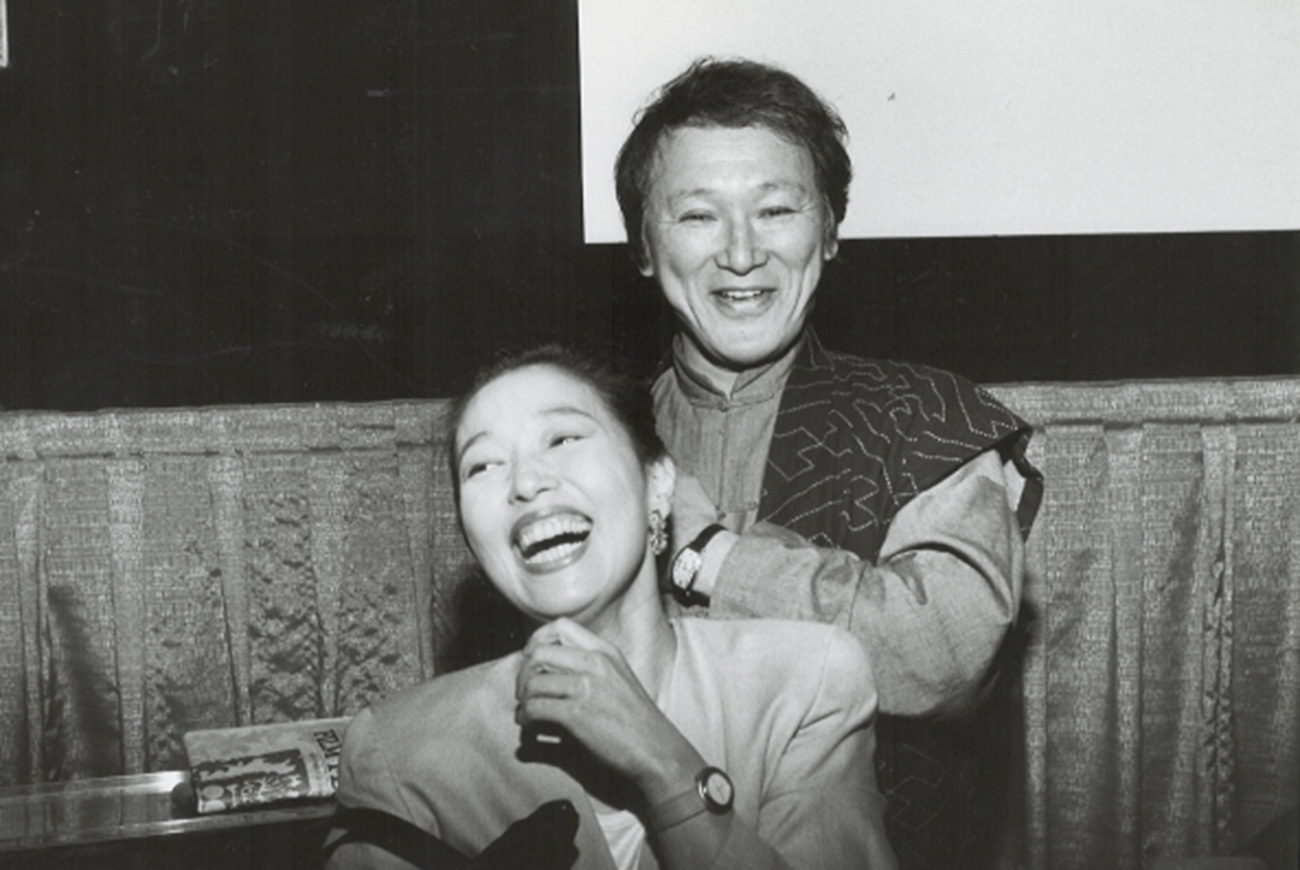 伊丹十三（右）與演員妻子宮本信子（左）鶼鰈情深，蔚為影壇佳話。（翻攝自filmedinether.com）