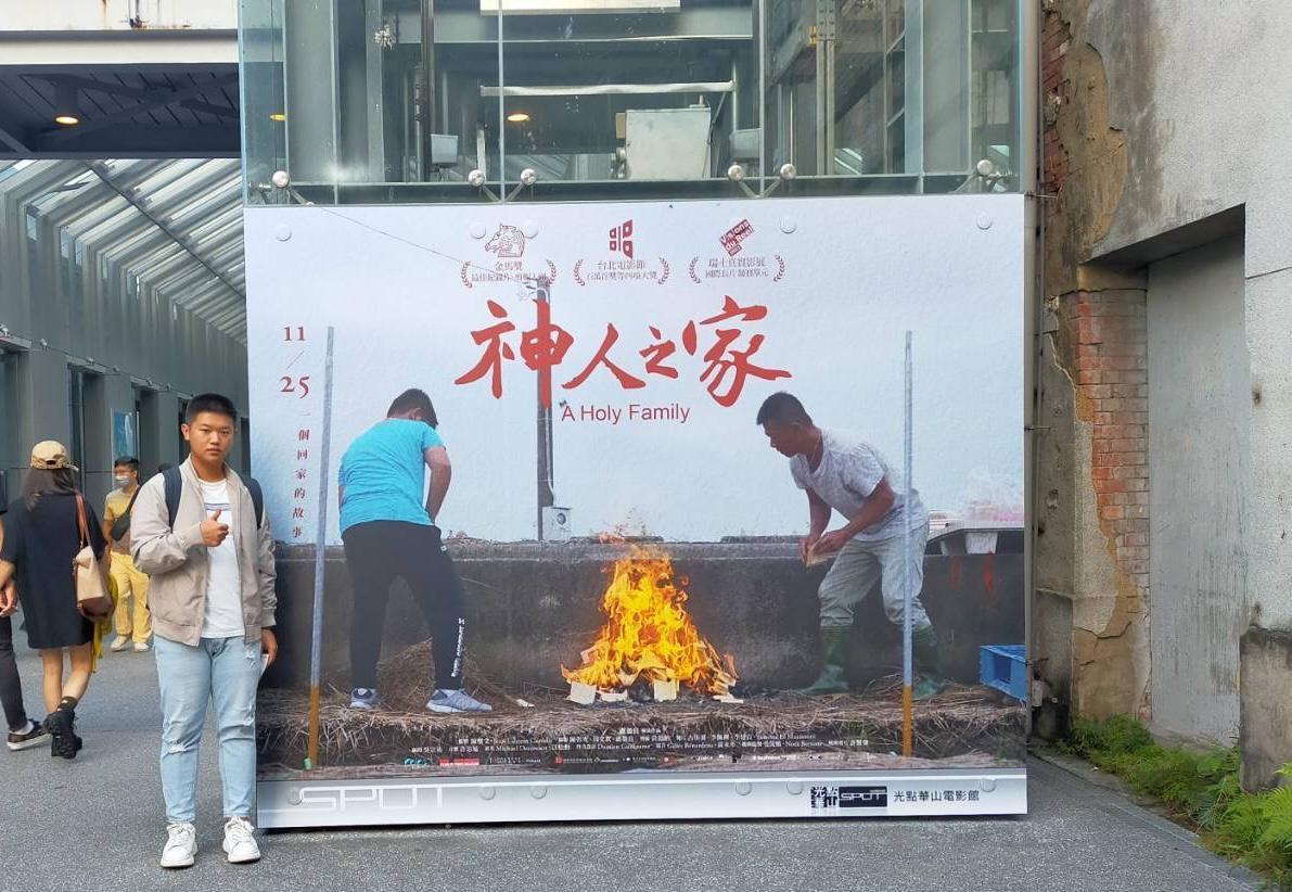 不少人被片中可愛又憨直的姪子盧酉鑫（左）圈粉，他近日常與導演盧盈良跑映後與觀眾互動。  （傳影互動提供）