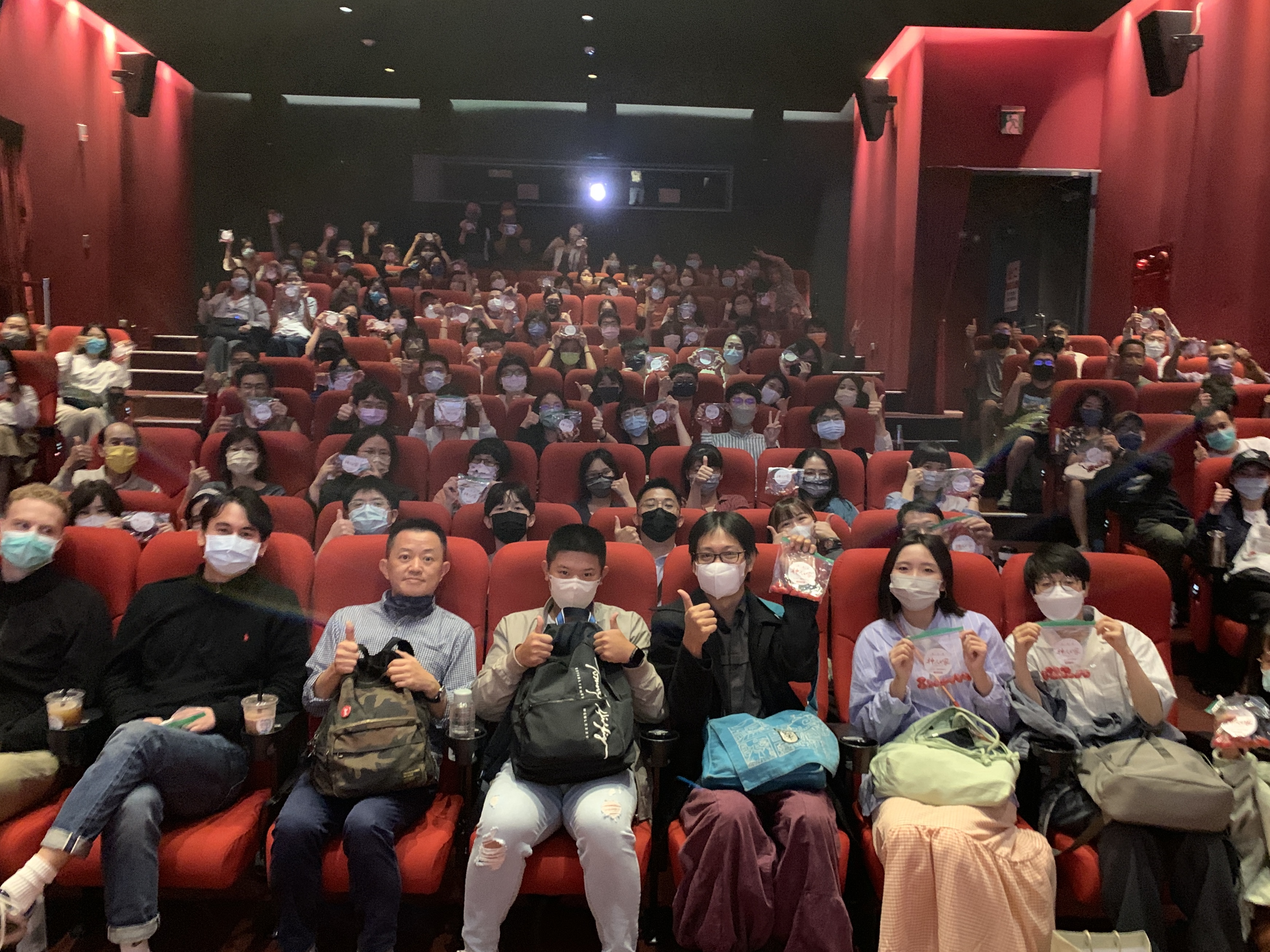 導演盧盈良（前排左三）與觀眾分享拍攝《神人之家》的心路歷程。（傳影互動提供）
