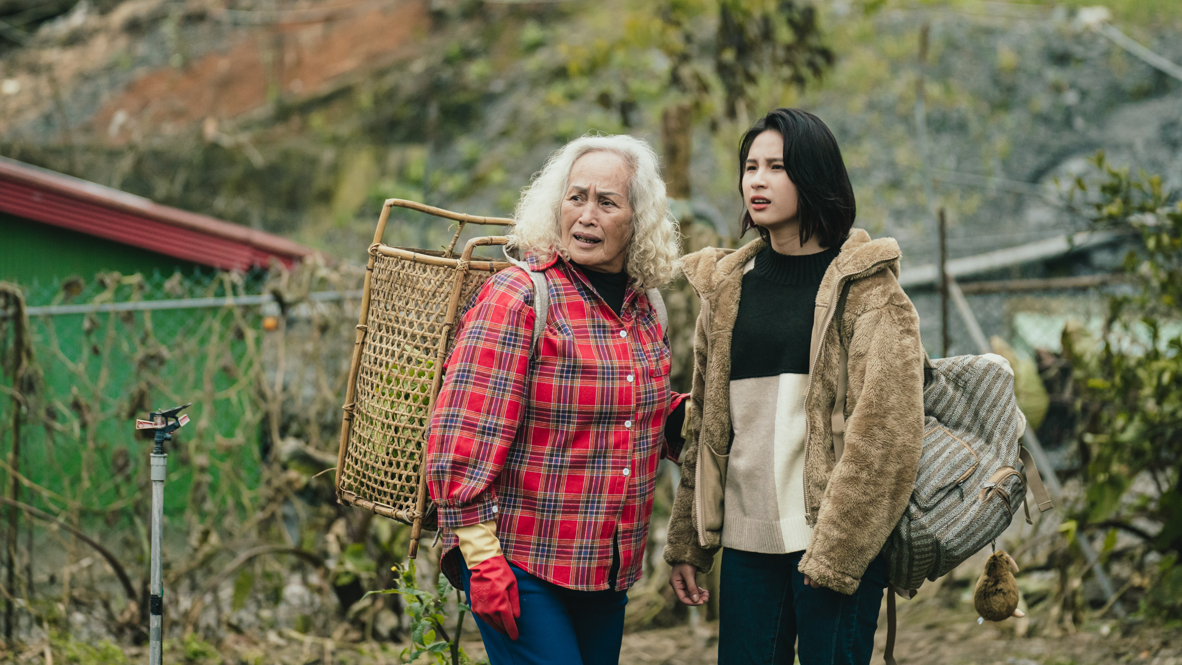 《哈勇家》目前累積票房突破千萬，由林亭莉（右）主唱的主題曲〈烤火的房〉也成功帶動映後影廳全場大合唱。（華映）